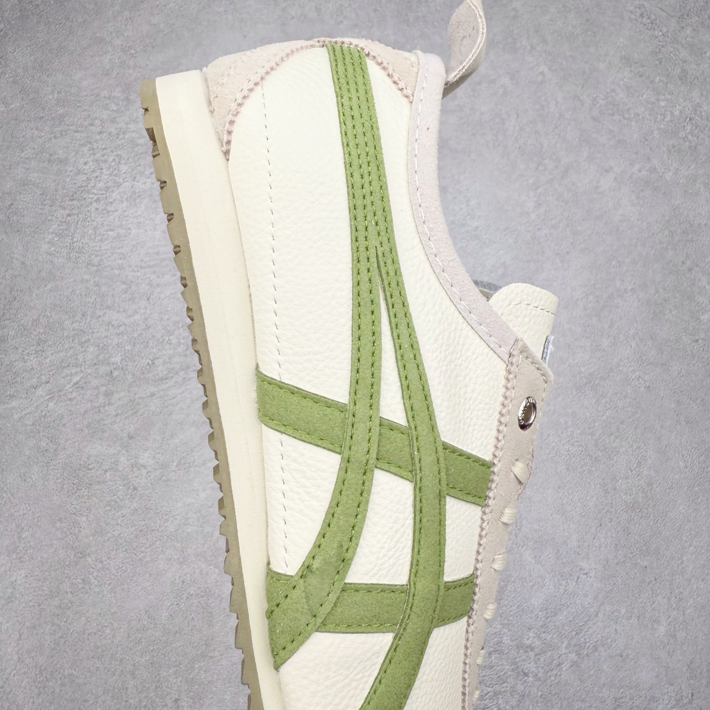 图片[6]-＃C版 Asics Onitsuka Tiger MEXICO 66 亚瑟士鬼冢虎复古经典板鞋 CNY 龙年限定 白红 市场王者选手 海外订单工厂出品 长期生产补货永不断码 超成熟稳定的做工品控 原装全套纸板楦头开发 原汁原味 完美呈现版型 私模正确鞋底咬花纹路 一比一鞋头弧度高度鞋身弧度 绝不口嗨 细节品控鞋型随意秒杀市面 原档咬花纹路私模大底 一个单元有六个三角形 总体形拼接呈现花瓣状 官方四联吊牌 原装Ortholite轻量化鞋垫 原盒原配 质保卡 说明书 钢印防尘纸 纸板中底带钢印 乳胶组合鞋垫 支持全方位的对比专柜 产品从款式颜色造型上体现出追求舒适和细节的完美 鞋类更是推崇手工制作的严谨与完美 融舒适性与可穿性的设计风格 注重细节的完美和别致魅力 既保持稳重 又不失轻松的时尚感 尺码：36 37 37.5 38 39 39.5 40 40.5 41.5 42 42.5 43.5 44 45-选品中心