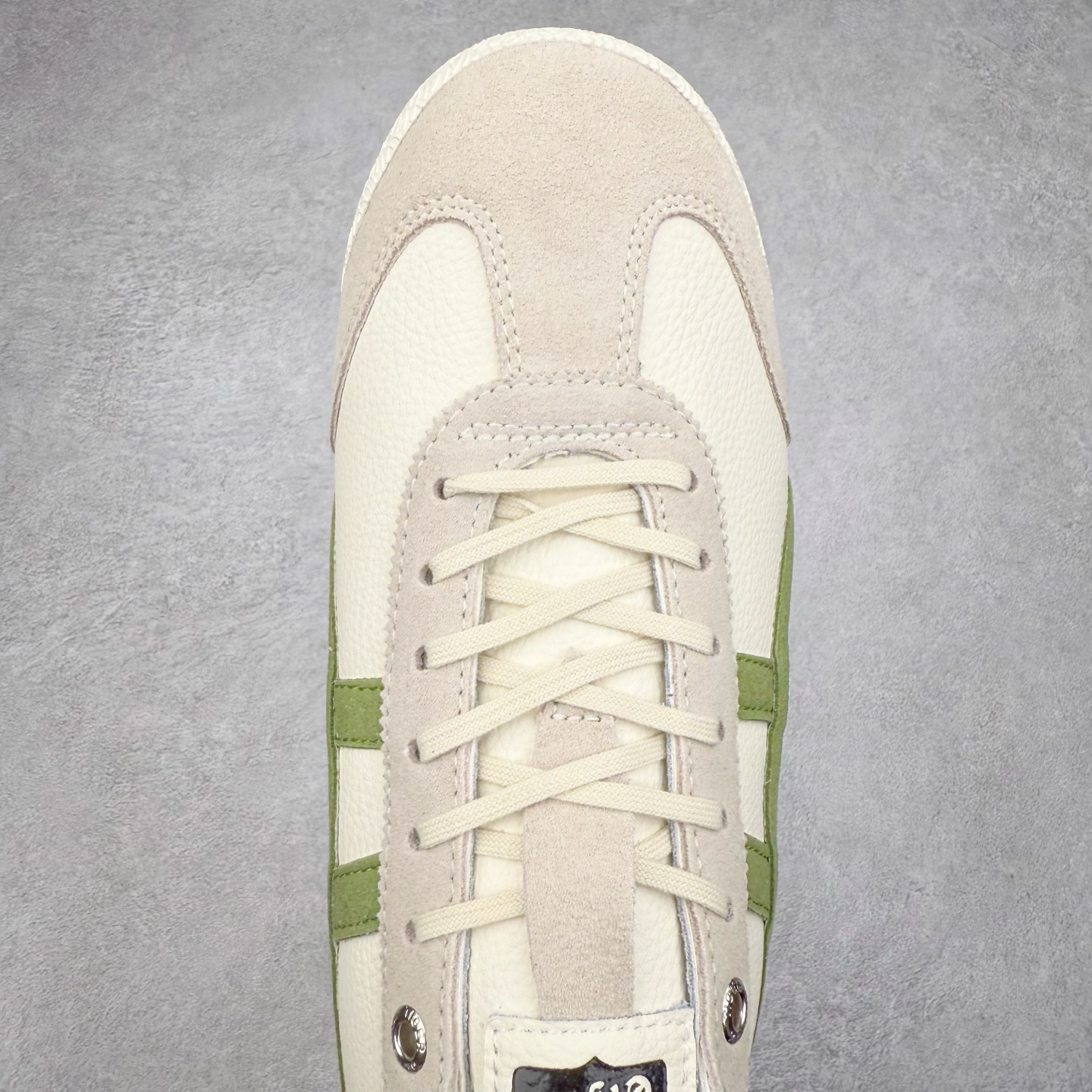 图片[4]-＃C版 Asics Onitsuka Tiger MEXICO 66 亚瑟士鬼冢虎复古经典板鞋 CNY 龙年限定 白红 市场王者选手 海外订单工厂出品 长期生产补货永不断码 超成熟稳定的做工品控 原装全套纸板楦头开发 原汁原味 完美呈现版型 私模正确鞋底咬花纹路 一比一鞋头弧度高度鞋身弧度 绝不口嗨 细节品控鞋型随意秒杀市面 原档咬花纹路私模大底 一个单元有六个三角形 总体形拼接呈现花瓣状 官方四联吊牌 原装Ortholite轻量化鞋垫 原盒原配 质保卡 说明书 钢印防尘纸 纸板中底带钢印 乳胶组合鞋垫 支持全方位的对比专柜 产品从款式颜色造型上体现出追求舒适和细节的完美 鞋类更是推崇手工制作的严谨与完美 融舒适性与可穿性的设计风格 注重细节的完美和别致魅力 既保持稳重 又不失轻松的时尚感 尺码：36 37 37.5 38 39 39.5 40 40.5 41.5 42 42.5 43.5 44 45-选品中心