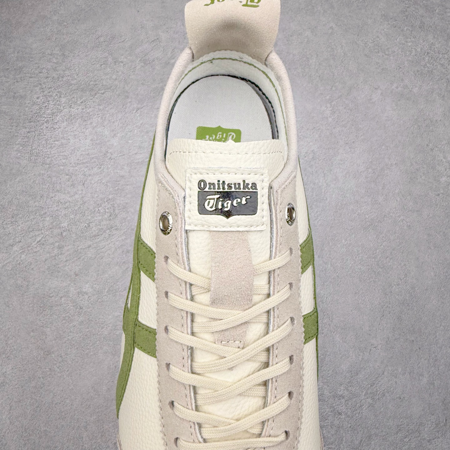 图片[5]-＃C版 Asics Onitsuka Tiger MEXICO 66 亚瑟士鬼冢虎复古经典板鞋 CNY 龙年限定 白红 市场王者选手 海外订单工厂出品 长期生产补货永不断码 超成熟稳定的做工品控 原装全套纸板楦头开发 原汁原味 完美呈现版型 私模正确鞋底咬花纹路 一比一鞋头弧度高度鞋身弧度 绝不口嗨 细节品控鞋型随意秒杀市面 原档咬花纹路私模大底 一个单元有六个三角形 总体形拼接呈现花瓣状 官方四联吊牌 原装Ortholite轻量化鞋垫 原盒原配 质保卡 说明书 钢印防尘纸 纸板中底带钢印 乳胶组合鞋垫 支持全方位的对比专柜 产品从款式颜色造型上体现出追求舒适和细节的完美 鞋类更是推崇手工制作的严谨与完美 融舒适性与可穿性的设计风格 注重细节的完美和别致魅力 既保持稳重 又不失轻松的时尚感 尺码：36 37 37.5 38 39 39.5 40 40.5 41.5 42 42.5 43.5 44 45-选品中心