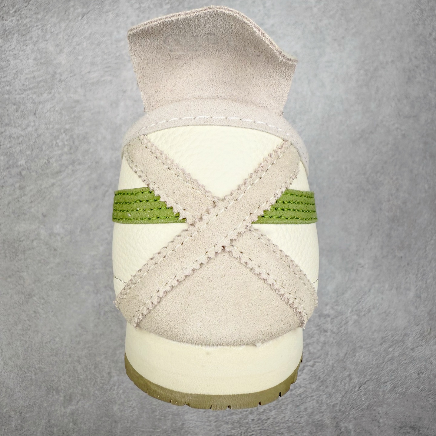 图片[8]-＃C版 Asics Onitsuka Tiger MEXICO 66 亚瑟士鬼冢虎复古经典板鞋 CNY 龙年限定 白红 市场王者选手 海外订单工厂出品 长期生产补货永不断码 超成熟稳定的做工品控 原装全套纸板楦头开发 原汁原味 完美呈现版型 私模正确鞋底咬花纹路 一比一鞋头弧度高度鞋身弧度 绝不口嗨 细节品控鞋型随意秒杀市面 原档咬花纹路私模大底 一个单元有六个三角形 总体形拼接呈现花瓣状 官方四联吊牌 原装Ortholite轻量化鞋垫 原盒原配 质保卡 说明书 钢印防尘纸 纸板中底带钢印 乳胶组合鞋垫 支持全方位的对比专柜 产品从款式颜色造型上体现出追求舒适和细节的完美 鞋类更是推崇手工制作的严谨与完美 融舒适性与可穿性的设计风格 注重细节的完美和别致魅力 既保持稳重 又不失轻松的时尚感 尺码：36 37 37.5 38 39 39.5 40 40.5 41.5 42 42.5 43.5 44 45-选品中心