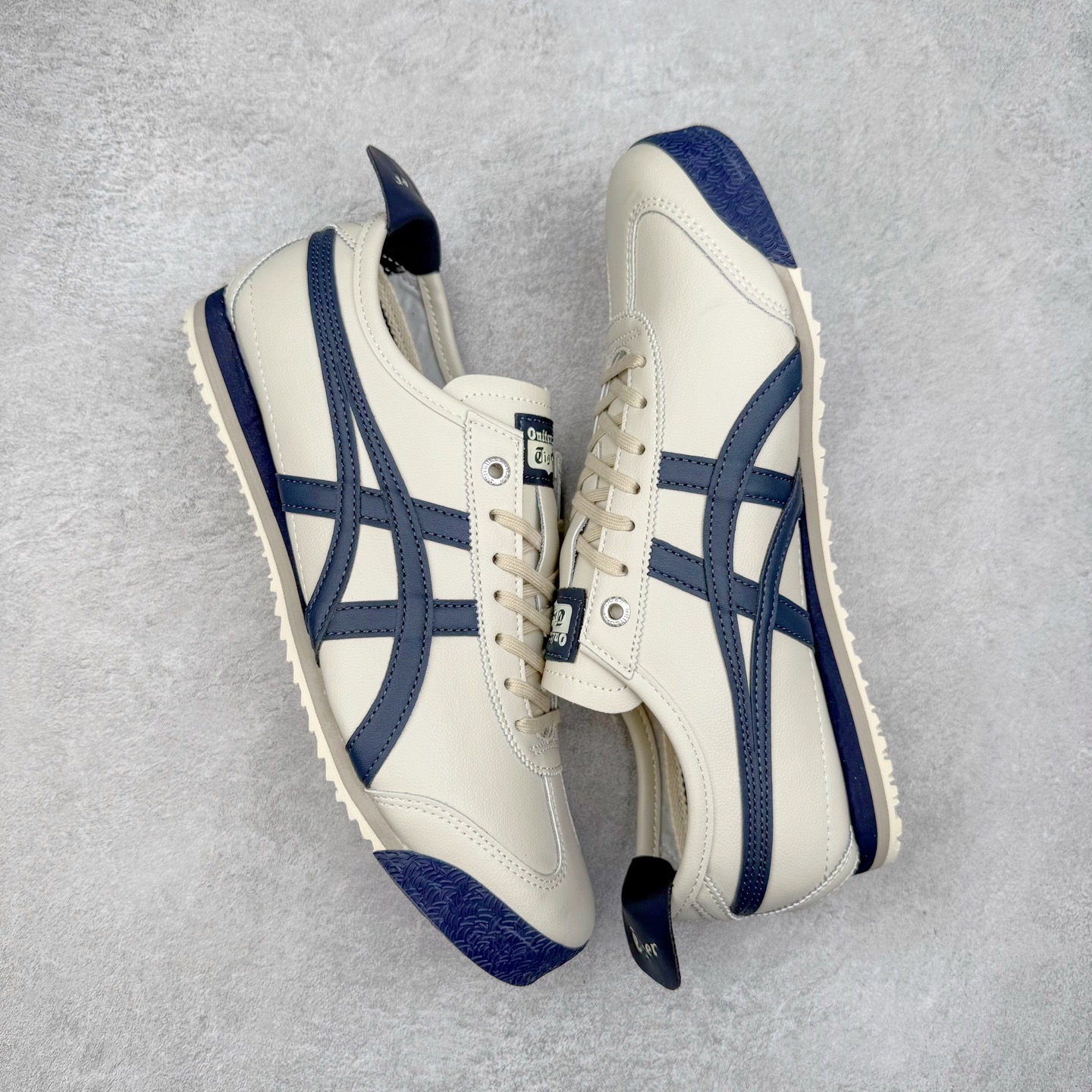 图片[3]-＃C版 Asics Onitsuka Tiger MEXICO 66 亚瑟士鬼冢虎复古经典板鞋 CNY 龙年限定 白红 市场王者选手 海外订单工厂出品 长期生产补货永不断码 超成熟稳定的做工品控 原装全套纸板楦头开发 原汁原味 完美呈现版型 私模正确鞋底咬花纹路 一比一鞋头弧度高度鞋身弧度 绝不口嗨 细节品控鞋型随意秒杀市面 原档咬花纹路私模大底 一个单元有六个三角形 总体形拼接呈现花瓣状 官方四联吊牌 原装Ortholite轻量化鞋垫 原盒原配 质保卡 说明书 钢印防尘纸 纸板中底带钢印 乳胶组合鞋垫 支持全方位的对比专柜 产品从款式颜色造型上体现出追求舒适和细节的完美 鞋类更是推崇手工制作的严谨与完美 融舒适性与可穿性的设计风格 注重细节的完美和别致魅力 既保持稳重 又不失轻松的时尚感 尺码：36 37 37.5 38 39 39.5 40 40.5 41.5 42 42.5 43.5 44 45-选品中心