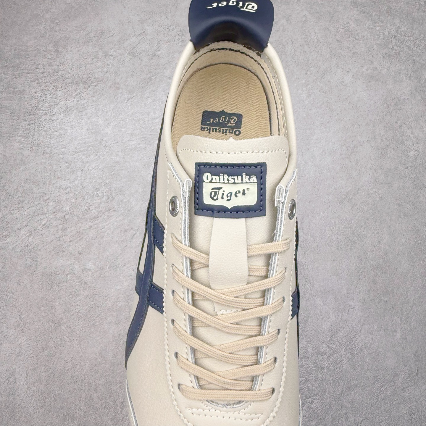 图片[5]-＃C版 Asics Onitsuka Tiger MEXICO 66 亚瑟士鬼冢虎复古经典板鞋 CNY 龙年限定 白红 市场王者选手 海外订单工厂出品 长期生产补货永不断码 超成熟稳定的做工品控 原装全套纸板楦头开发 原汁原味 完美呈现版型 私模正确鞋底咬花纹路 一比一鞋头弧度高度鞋身弧度 绝不口嗨 细节品控鞋型随意秒杀市面 原档咬花纹路私模大底 一个单元有六个三角形 总体形拼接呈现花瓣状 官方四联吊牌 原装Ortholite轻量化鞋垫 原盒原配 质保卡 说明书 钢印防尘纸 纸板中底带钢印 乳胶组合鞋垫 支持全方位的对比专柜 产品从款式颜色造型上体现出追求舒适和细节的完美 鞋类更是推崇手工制作的严谨与完美 融舒适性与可穿性的设计风格 注重细节的完美和别致魅力 既保持稳重 又不失轻松的时尚感 尺码：36 37 37.5 38 39 39.5 40 40.5 41.5 42 42.5 43.5 44 45-选品中心