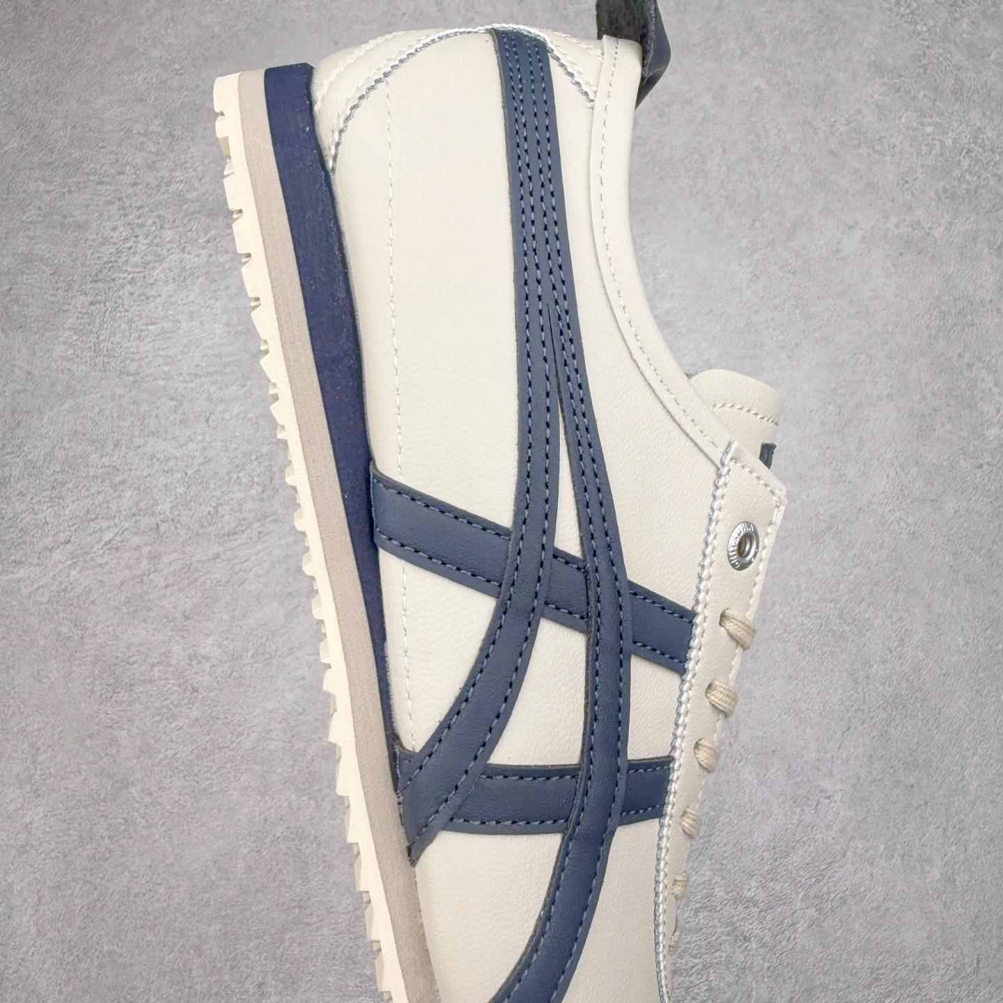 图片[6]-＃C版 Asics Onitsuka Tiger MEXICO 66 亚瑟士鬼冢虎复古经典板鞋 CNY 龙年限定 白红 市场王者选手 海外订单工厂出品 长期生产补货永不断码 超成熟稳定的做工品控 原装全套纸板楦头开发 原汁原味 完美呈现版型 私模正确鞋底咬花纹路 一比一鞋头弧度高度鞋身弧度 绝不口嗨 细节品控鞋型随意秒杀市面 原档咬花纹路私模大底 一个单元有六个三角形 总体形拼接呈现花瓣状 官方四联吊牌 原装Ortholite轻量化鞋垫 原盒原配 质保卡 说明书 钢印防尘纸 纸板中底带钢印 乳胶组合鞋垫 支持全方位的对比专柜 产品从款式颜色造型上体现出追求舒适和细节的完美 鞋类更是推崇手工制作的严谨与完美 融舒适性与可穿性的设计风格 注重细节的完美和别致魅力 既保持稳重 又不失轻松的时尚感 尺码：36 37 37.5 38 39 39.5 40 40.5 41.5 42 42.5 43.5 44 45-选品中心