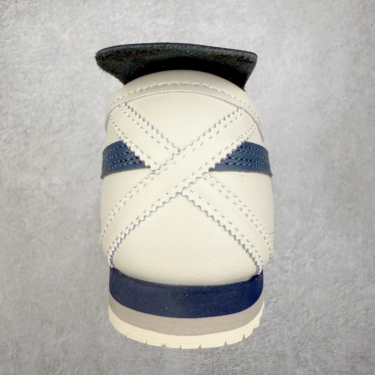 图片[8]-＃C版 Asics Onitsuka Tiger MEXICO 66 亚瑟士鬼冢虎复古经典板鞋 CNY 龙年限定 白红 市场王者选手 海外订单工厂出品 长期生产补货永不断码 超成熟稳定的做工品控 原装全套纸板楦头开发 原汁原味 完美呈现版型 私模正确鞋底咬花纹路 一比一鞋头弧度高度鞋身弧度 绝不口嗨 细节品控鞋型随意秒杀市面 原档咬花纹路私模大底 一个单元有六个三角形 总体形拼接呈现花瓣状 官方四联吊牌 原装Ortholite轻量化鞋垫 原盒原配 质保卡 说明书 钢印防尘纸 纸板中底带钢印 乳胶组合鞋垫 支持全方位的对比专柜 产品从款式颜色造型上体现出追求舒适和细节的完美 鞋类更是推崇手工制作的严谨与完美 融舒适性与可穿性的设计风格 注重细节的完美和别致魅力 既保持稳重 又不失轻松的时尚感 尺码：36 37 37.5 38 39 39.5 40 40.5 41.5 42 42.5 43.5 44 45-选品中心