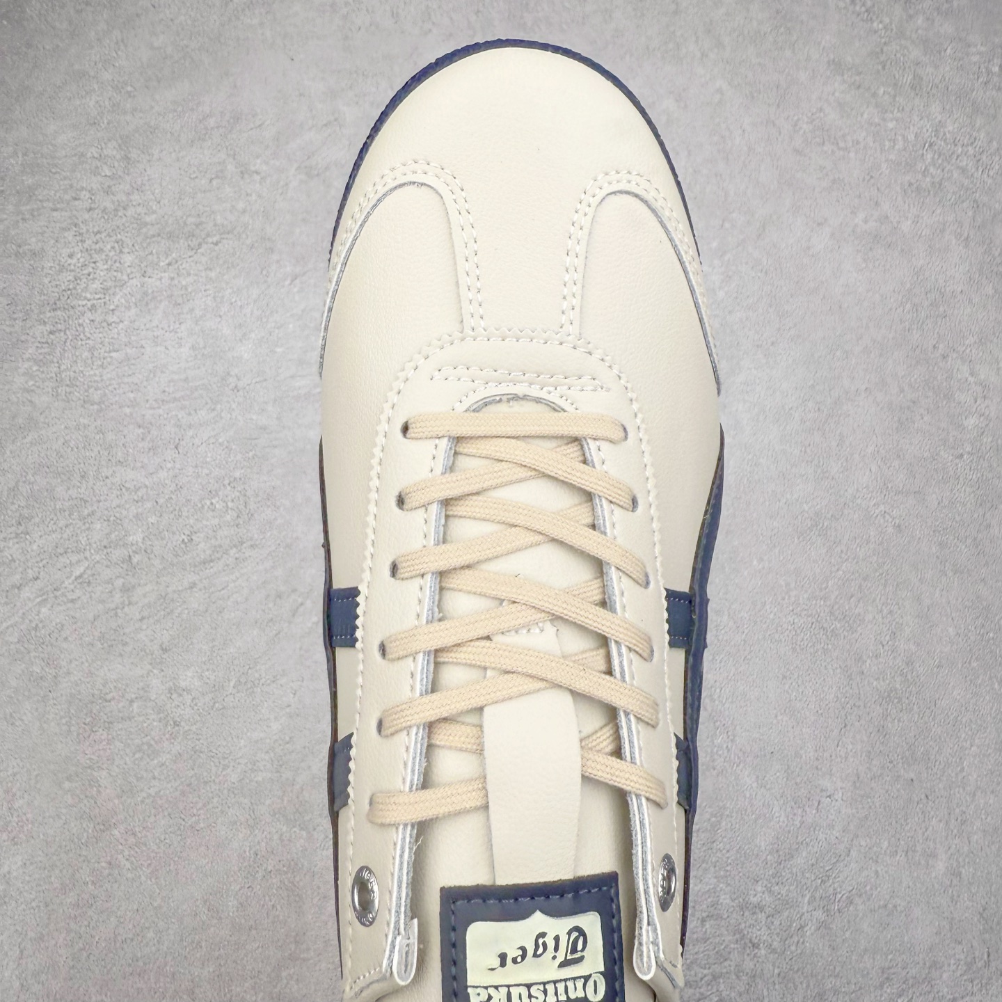 图片[4]-＃C版 Asics Onitsuka Tiger MEXICO 66 亚瑟士鬼冢虎复古经典板鞋 CNY 龙年限定 白红 市场王者选手 海外订单工厂出品 长期生产补货永不断码 超成熟稳定的做工品控 原装全套纸板楦头开发 原汁原味 完美呈现版型 私模正确鞋底咬花纹路 一比一鞋头弧度高度鞋身弧度 绝不口嗨 细节品控鞋型随意秒杀市面 原档咬花纹路私模大底 一个单元有六个三角形 总体形拼接呈现花瓣状 官方四联吊牌 原装Ortholite轻量化鞋垫 原盒原配 质保卡 说明书 钢印防尘纸 纸板中底带钢印 乳胶组合鞋垫 支持全方位的对比专柜 产品从款式颜色造型上体现出追求舒适和细节的完美 鞋类更是推崇手工制作的严谨与完美 融舒适性与可穿性的设计风格 注重细节的完美和别致魅力 既保持稳重 又不失轻松的时尚感 尺码：36 37 37.5 38 39 39.5 40 40.5 41.5 42 42.5 43.5 44 45-选品中心