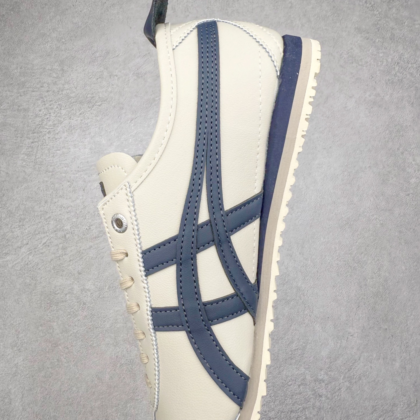 图片[7]-＃C版 Asics Onitsuka Tiger MEXICO 66 亚瑟士鬼冢虎复古经典板鞋 CNY 龙年限定 白红 市场王者选手 海外订单工厂出品 长期生产补货永不断码 超成熟稳定的做工品控 原装全套纸板楦头开发 原汁原味 完美呈现版型 私模正确鞋底咬花纹路 一比一鞋头弧度高度鞋身弧度 绝不口嗨 细节品控鞋型随意秒杀市面 原档咬花纹路私模大底 一个单元有六个三角形 总体形拼接呈现花瓣状 官方四联吊牌 原装Ortholite轻量化鞋垫 原盒原配 质保卡 说明书 钢印防尘纸 纸板中底带钢印 乳胶组合鞋垫 支持全方位的对比专柜 产品从款式颜色造型上体现出追求舒适和细节的完美 鞋类更是推崇手工制作的严谨与完美 融舒适性与可穿性的设计风格 注重细节的完美和别致魅力 既保持稳重 又不失轻松的时尚感 尺码：36 37 37.5 38 39 39.5 40 40.5 41.5 42 42.5 43.5 44 45-选品中心