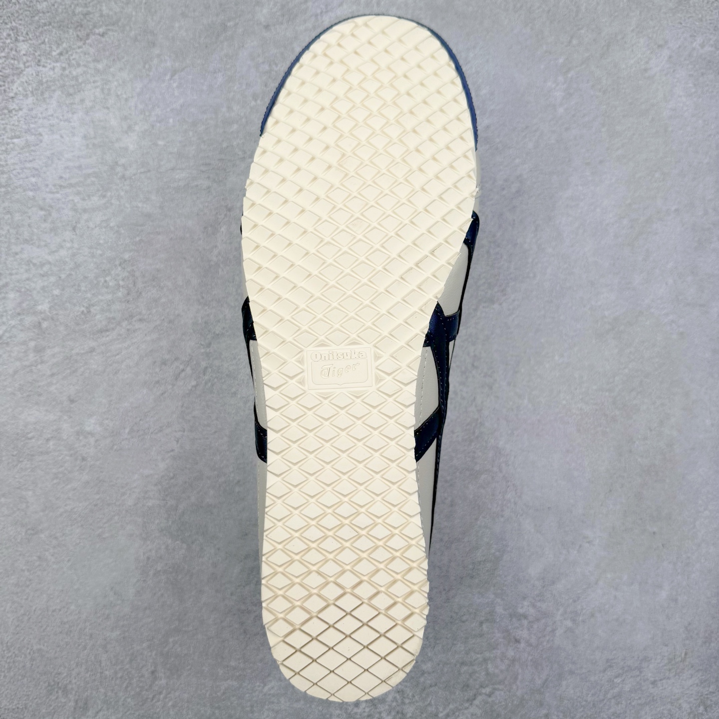 图片[9]-＃C版 Asics Onitsuka Tiger MEXICO 66 亚瑟士鬼冢虎复古经典板鞋 CNY 龙年限定 白红 市场王者选手 海外订单工厂出品 长期生产补货永不断码 超成熟稳定的做工品控 原装全套纸板楦头开发 原汁原味 完美呈现版型 私模正确鞋底咬花纹路 一比一鞋头弧度高度鞋身弧度 绝不口嗨 细节品控鞋型随意秒杀市面 原档咬花纹路私模大底 一个单元有六个三角形 总体形拼接呈现花瓣状 官方四联吊牌 原装Ortholite轻量化鞋垫 原盒原配 质保卡 说明书 钢印防尘纸 纸板中底带钢印 乳胶组合鞋垫 支持全方位的对比专柜 产品从款式颜色造型上体现出追求舒适和细节的完美 鞋类更是推崇手工制作的严谨与完美 融舒适性与可穿性的设计风格 注重细节的完美和别致魅力 既保持稳重 又不失轻松的时尚感 尺码：36 37 37.5 38 39 39.5 40 40.5 41.5 42 42.5 43.5 44 45-选品中心