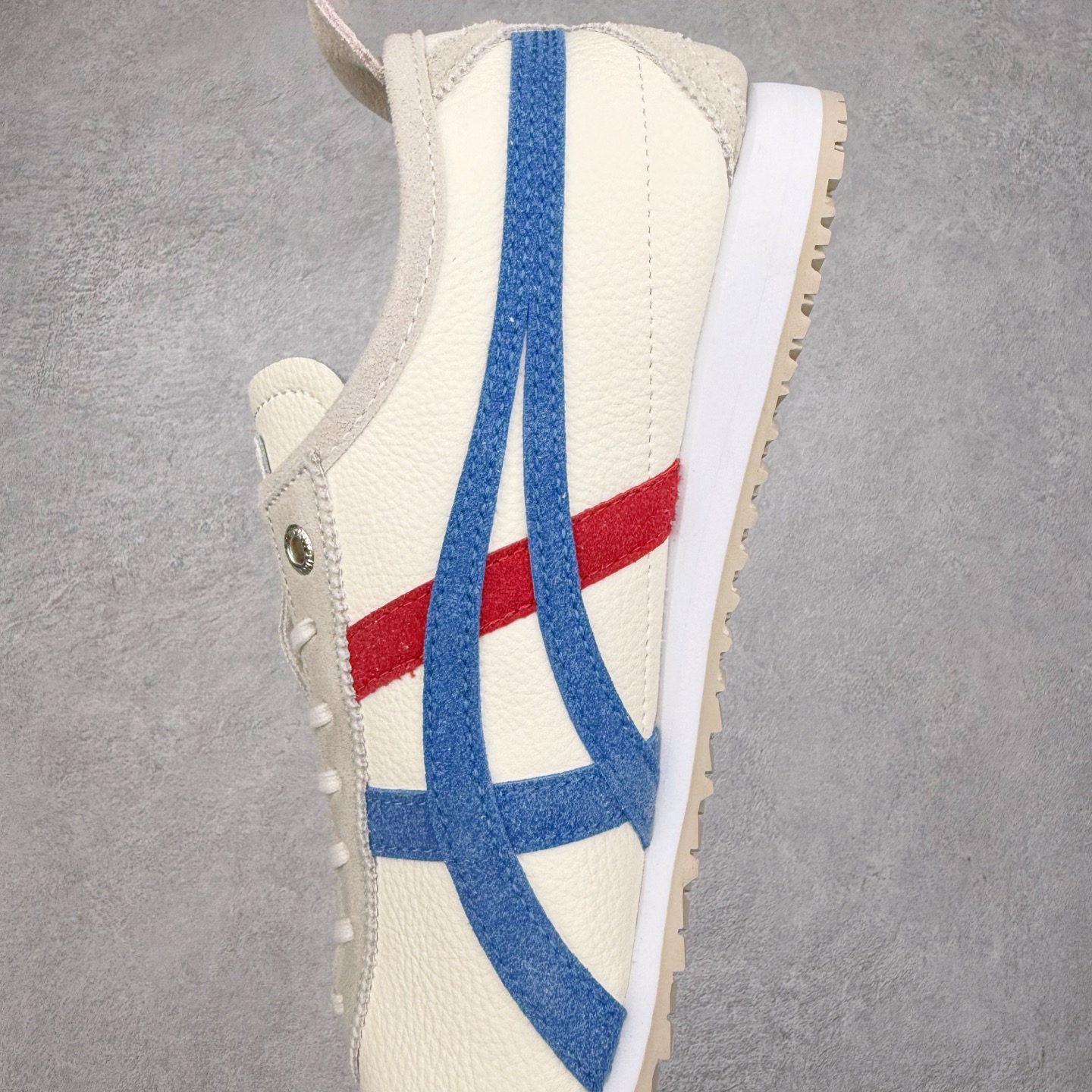 图片[7]-＃C版 Asics Onitsuka Tiger MEXICO 66 亚瑟士鬼冢虎复古经典板鞋 CNY 龙年限定 白红 市场王者选手 海外订单工厂出品 长期生产补货永不断码 超成熟稳定的做工品控 原装全套纸板楦头开发 原汁原味 完美呈现版型 私模正确鞋底咬花纹路 一比一鞋头弧度高度鞋身弧度 绝不口嗨 细节品控鞋型随意秒杀市面 原档咬花纹路私模大底 一个单元有六个三角形 总体形拼接呈现花瓣状 官方四联吊牌 原装Ortholite轻量化鞋垫 原盒原配 质保卡 说明书 钢印防尘纸 纸板中底带钢印 乳胶组合鞋垫 支持全方位的对比专柜 产品从款式颜色造型上体现出追求舒适和细节的完美 鞋类更是推崇手工制作的严谨与完美 融舒适性与可穿性的设计风格 注重细节的完美和别致魅力 既保持稳重 又不失轻松的时尚感 尺码：36 37 37.5 38 39 39.5 40 40.5 41.5 42 42.5 43.5 44 45-选品中心