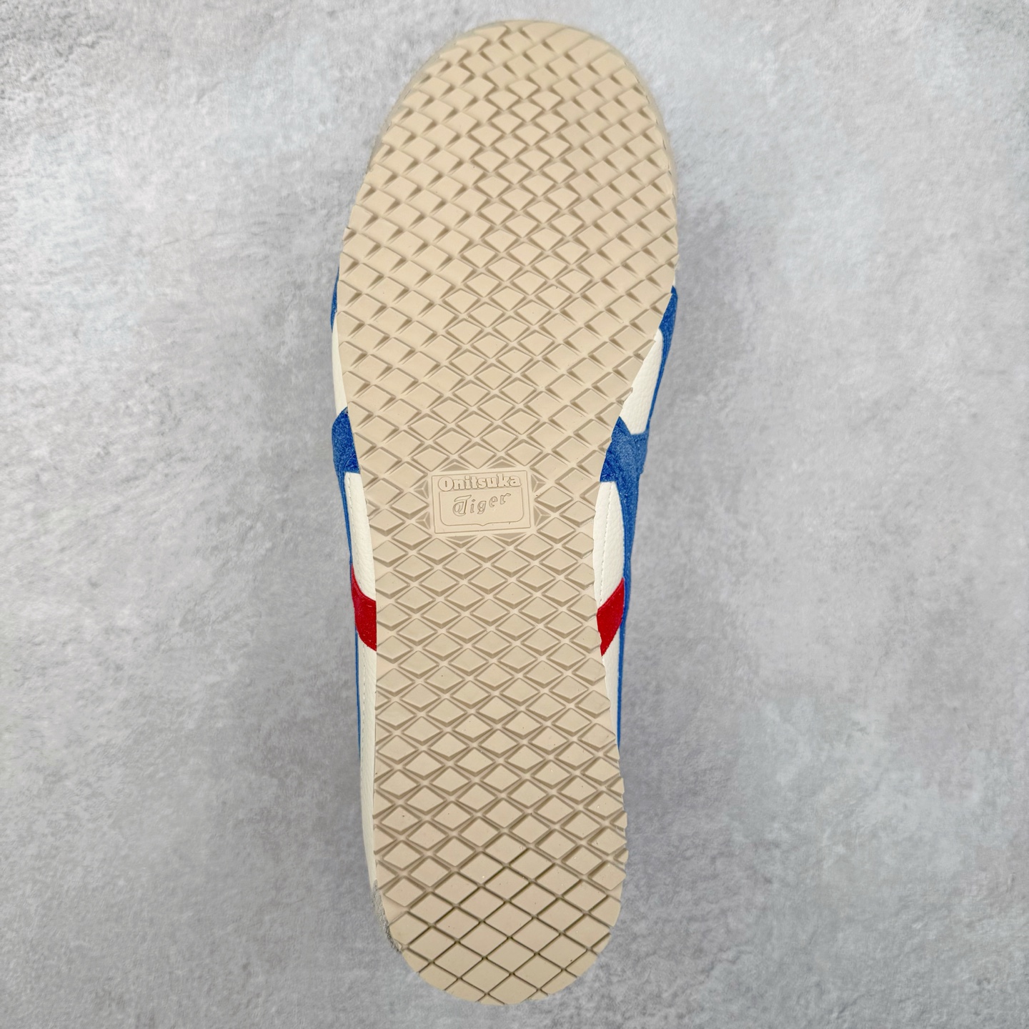 图片[9]-＃C版 Asics Onitsuka Tiger MEXICO 66 亚瑟士鬼冢虎复古经典板鞋 CNY 龙年限定 白红 市场王者选手 海外订单工厂出品 长期生产补货永不断码 超成熟稳定的做工品控 原装全套纸板楦头开发 原汁原味 完美呈现版型 私模正确鞋底咬花纹路 一比一鞋头弧度高度鞋身弧度 绝不口嗨 细节品控鞋型随意秒杀市面 原档咬花纹路私模大底 一个单元有六个三角形 总体形拼接呈现花瓣状 官方四联吊牌 原装Ortholite轻量化鞋垫 原盒原配 质保卡 说明书 钢印防尘纸 纸板中底带钢印 乳胶组合鞋垫 支持全方位的对比专柜 产品从款式颜色造型上体现出追求舒适和细节的完美 鞋类更是推崇手工制作的严谨与完美 融舒适性与可穿性的设计风格 注重细节的完美和别致魅力 既保持稳重 又不失轻松的时尚感 尺码：36 37 37.5 38 39 39.5 40 40.5 41.5 42 42.5 43.5 44 45-选品中心