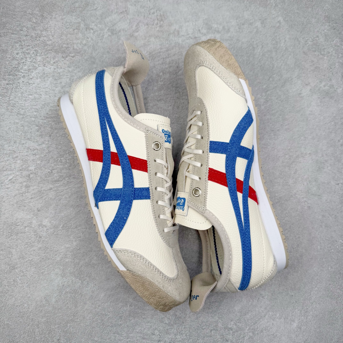 图片[3]-＃C版 Asics Onitsuka Tiger MEXICO 66 亚瑟士鬼冢虎复古经典板鞋 CNY 龙年限定 白红 市场王者选手 海外订单工厂出品 长期生产补货永不断码 超成熟稳定的做工品控 原装全套纸板楦头开发 原汁原味 完美呈现版型 私模正确鞋底咬花纹路 一比一鞋头弧度高度鞋身弧度 绝不口嗨 细节品控鞋型随意秒杀市面 原档咬花纹路私模大底 一个单元有六个三角形 总体形拼接呈现花瓣状 官方四联吊牌 原装Ortholite轻量化鞋垫 原盒原配 质保卡 说明书 钢印防尘纸 纸板中底带钢印 乳胶组合鞋垫 支持全方位的对比专柜 产品从款式颜色造型上体现出追求舒适和细节的完美 鞋类更是推崇手工制作的严谨与完美 融舒适性与可穿性的设计风格 注重细节的完美和别致魅力 既保持稳重 又不失轻松的时尚感 尺码：36 37 37.5 38 39 39.5 40 40.5 41.5 42 42.5 43.5 44 45-选品中心