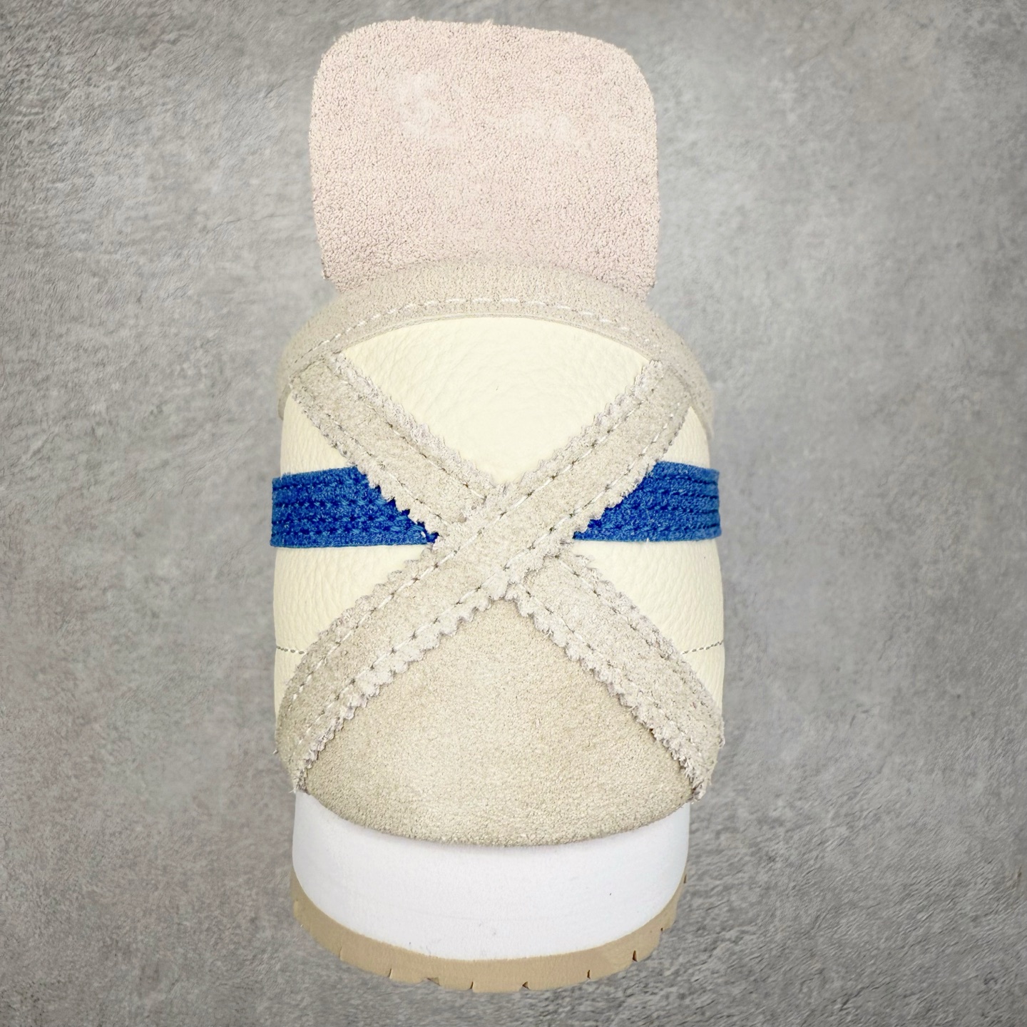 图片[8]-＃C版 Asics Onitsuka Tiger MEXICO 66 亚瑟士鬼冢虎复古经典板鞋 CNY 龙年限定 白红 市场王者选手 海外订单工厂出品 长期生产补货永不断码 超成熟稳定的做工品控 原装全套纸板楦头开发 原汁原味 完美呈现版型 私模正确鞋底咬花纹路 一比一鞋头弧度高度鞋身弧度 绝不口嗨 细节品控鞋型随意秒杀市面 原档咬花纹路私模大底 一个单元有六个三角形 总体形拼接呈现花瓣状 官方四联吊牌 原装Ortholite轻量化鞋垫 原盒原配 质保卡 说明书 钢印防尘纸 纸板中底带钢印 乳胶组合鞋垫 支持全方位的对比专柜 产品从款式颜色造型上体现出追求舒适和细节的完美 鞋类更是推崇手工制作的严谨与完美 融舒适性与可穿性的设计风格 注重细节的完美和别致魅力 既保持稳重 又不失轻松的时尚感 尺码：36 37 37.5 38 39 39.5 40 40.5 41.5 42 42.5 43.5 44 45-选品中心