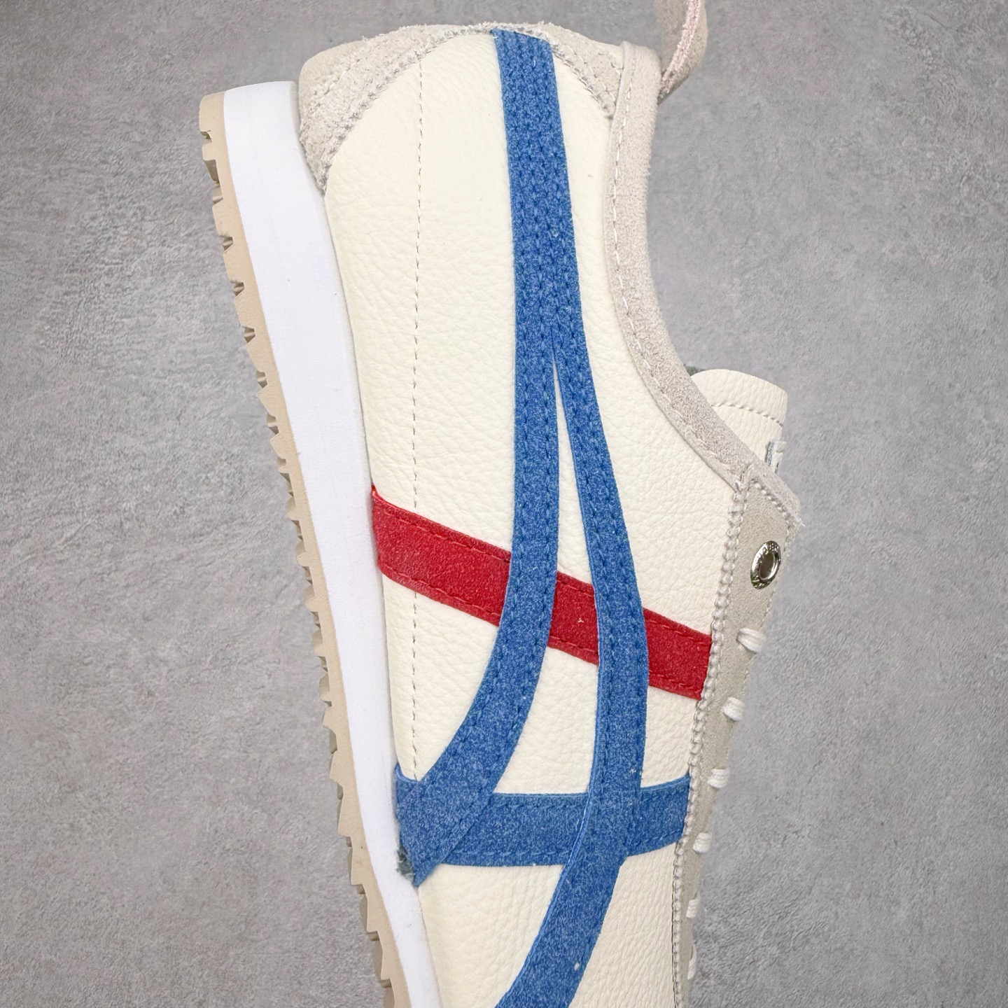 图片[6]-＃C版 Asics Onitsuka Tiger MEXICO 66 亚瑟士鬼冢虎复古经典板鞋 CNY 龙年限定 白红 市场王者选手 海外订单工厂出品 长期生产补货永不断码 超成熟稳定的做工品控 原装全套纸板楦头开发 原汁原味 完美呈现版型 私模正确鞋底咬花纹路 一比一鞋头弧度高度鞋身弧度 绝不口嗨 细节品控鞋型随意秒杀市面 原档咬花纹路私模大底 一个单元有六个三角形 总体形拼接呈现花瓣状 官方四联吊牌 原装Ortholite轻量化鞋垫 原盒原配 质保卡 说明书 钢印防尘纸 纸板中底带钢印 乳胶组合鞋垫 支持全方位的对比专柜 产品从款式颜色造型上体现出追求舒适和细节的完美 鞋类更是推崇手工制作的严谨与完美 融舒适性与可穿性的设计风格 注重细节的完美和别致魅力 既保持稳重 又不失轻松的时尚感 尺码：36 37 37.5 38 39 39.5 40 40.5 41.5 42 42.5 43.5 44 45-选品中心