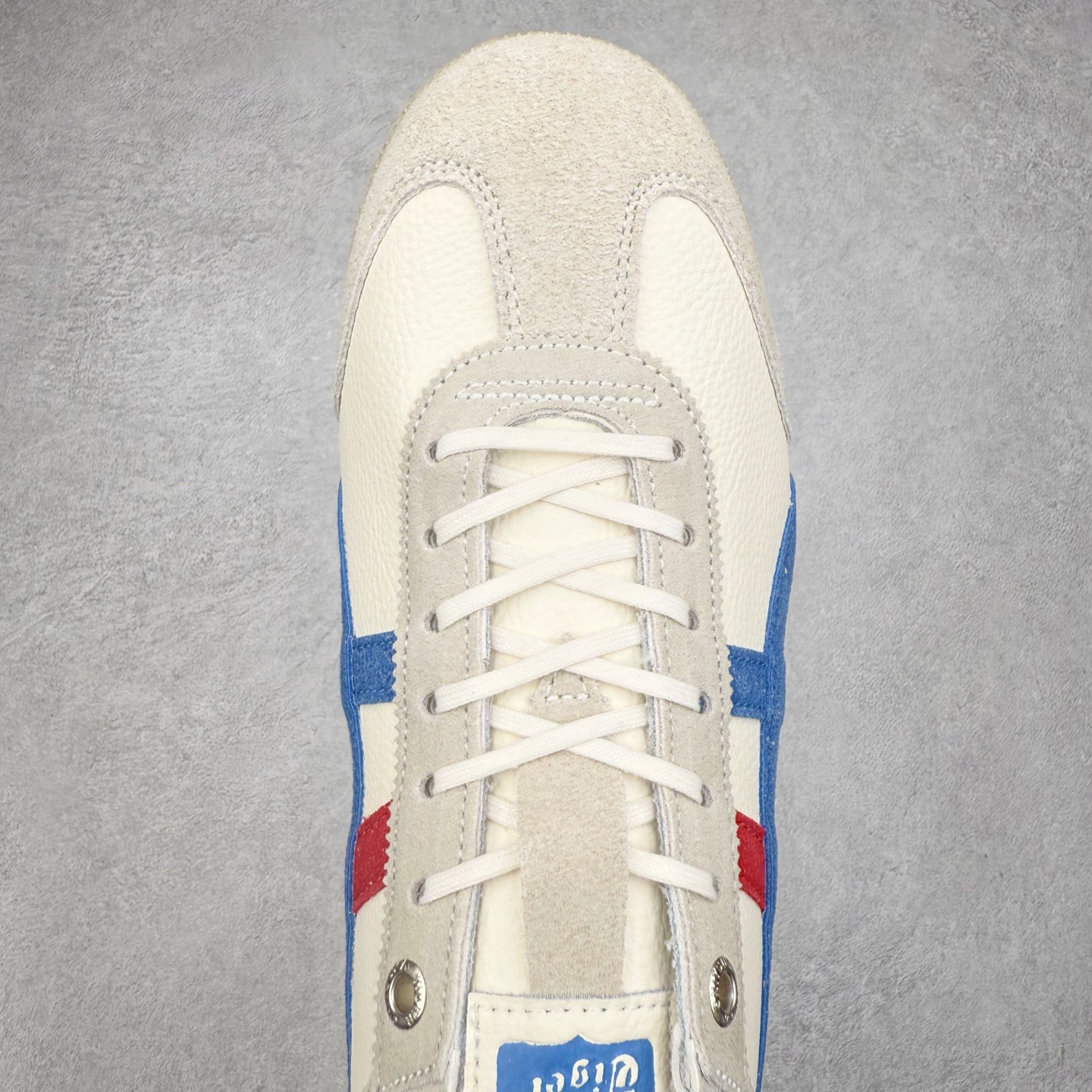 图片[4]-＃C版 Asics Onitsuka Tiger MEXICO 66 亚瑟士鬼冢虎复古经典板鞋 CNY 龙年限定 白红 市场王者选手 海外订单工厂出品 长期生产补货永不断码 超成熟稳定的做工品控 原装全套纸板楦头开发 原汁原味 完美呈现版型 私模正确鞋底咬花纹路 一比一鞋头弧度高度鞋身弧度 绝不口嗨 细节品控鞋型随意秒杀市面 原档咬花纹路私模大底 一个单元有六个三角形 总体形拼接呈现花瓣状 官方四联吊牌 原装Ortholite轻量化鞋垫 原盒原配 质保卡 说明书 钢印防尘纸 纸板中底带钢印 乳胶组合鞋垫 支持全方位的对比专柜 产品从款式颜色造型上体现出追求舒适和细节的完美 鞋类更是推崇手工制作的严谨与完美 融舒适性与可穿性的设计风格 注重细节的完美和别致魅力 既保持稳重 又不失轻松的时尚感 尺码：36 37 37.5 38 39 39.5 40 40.5 41.5 42 42.5 43.5 44 45-选品中心