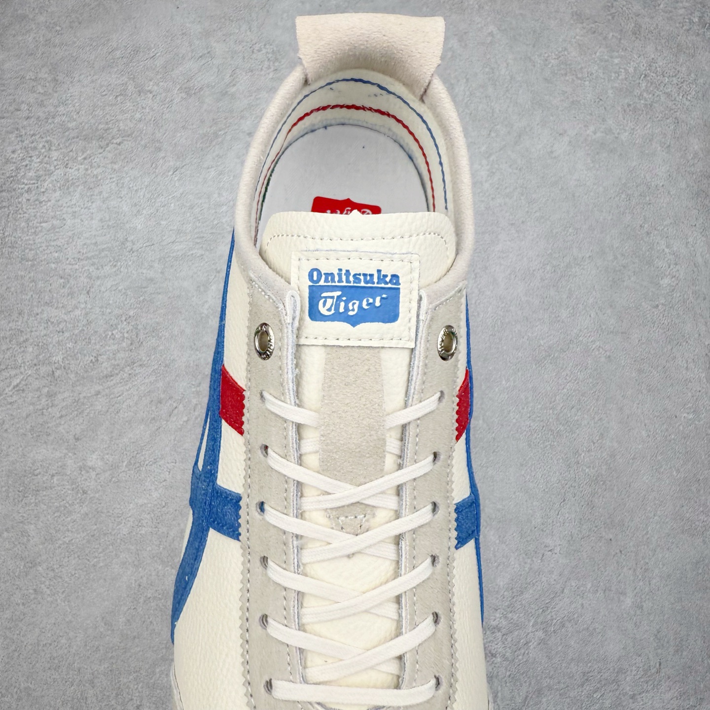 图片[5]-＃C版 Asics Onitsuka Tiger MEXICO 66 亚瑟士鬼冢虎复古经典板鞋 CNY 龙年限定 白红 市场王者选手 海外订单工厂出品 长期生产补货永不断码 超成熟稳定的做工品控 原装全套纸板楦头开发 原汁原味 完美呈现版型 私模正确鞋底咬花纹路 一比一鞋头弧度高度鞋身弧度 绝不口嗨 细节品控鞋型随意秒杀市面 原档咬花纹路私模大底 一个单元有六个三角形 总体形拼接呈现花瓣状 官方四联吊牌 原装Ortholite轻量化鞋垫 原盒原配 质保卡 说明书 钢印防尘纸 纸板中底带钢印 乳胶组合鞋垫 支持全方位的对比专柜 产品从款式颜色造型上体现出追求舒适和细节的完美 鞋类更是推崇手工制作的严谨与完美 融舒适性与可穿性的设计风格 注重细节的完美和别致魅力 既保持稳重 又不失轻松的时尚感 尺码：36 37 37.5 38 39 39.5 40 40.5 41.5 42 42.5 43.5 44 45-选品中心