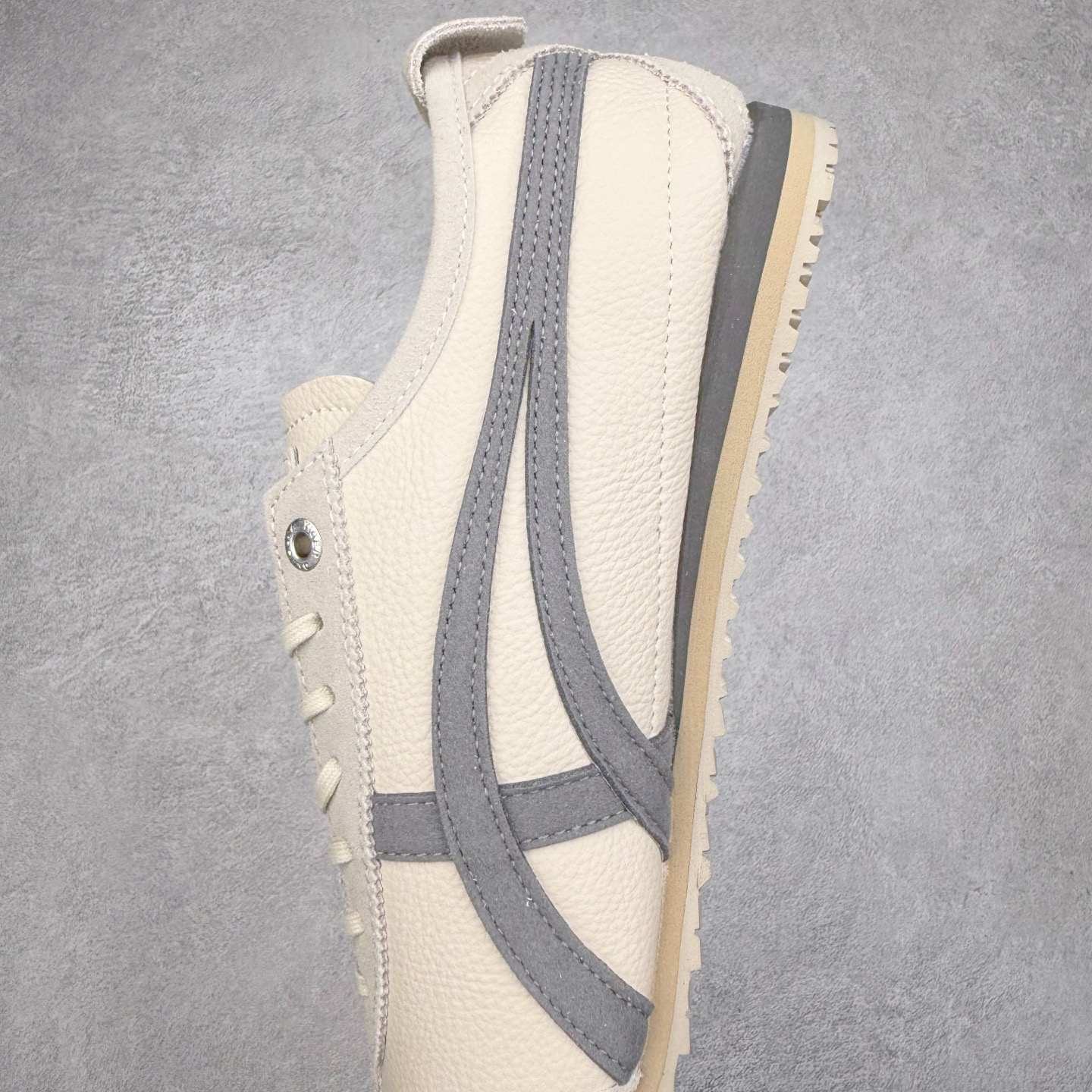 图片[7]-＃C版 Asics Onitsuka Tiger MEXICO 66 亚瑟士鬼冢虎复古经典板鞋 CNY 龙年限定 白红 市场王者选手 海外订单工厂出品 长期生产补货永不断码 超成熟稳定的做工品控 原装全套纸板楦头开发 原汁原味 完美呈现版型 私模正确鞋底咬花纹路 一比一鞋头弧度高度鞋身弧度 绝不口嗨 细节品控鞋型随意秒杀市面 原档咬花纹路私模大底 一个单元有六个三角形 总体形拼接呈现花瓣状 官方四联吊牌 原装Ortholite轻量化鞋垫 原盒原配 质保卡 说明书 钢印防尘纸 纸板中底带钢印 乳胶组合鞋垫 支持全方位的对比专柜 产品从款式颜色造型上体现出追求舒适和细节的完美 鞋类更是推崇手工制作的严谨与完美 融舒适性与可穿性的设计风格 注重细节的完美和别致魅力 既保持稳重 又不失轻松的时尚感 尺码：36 37 37.5 38 39 39.5 40 40.5 41.5 42 42.5 43.5 44 45-选品中心