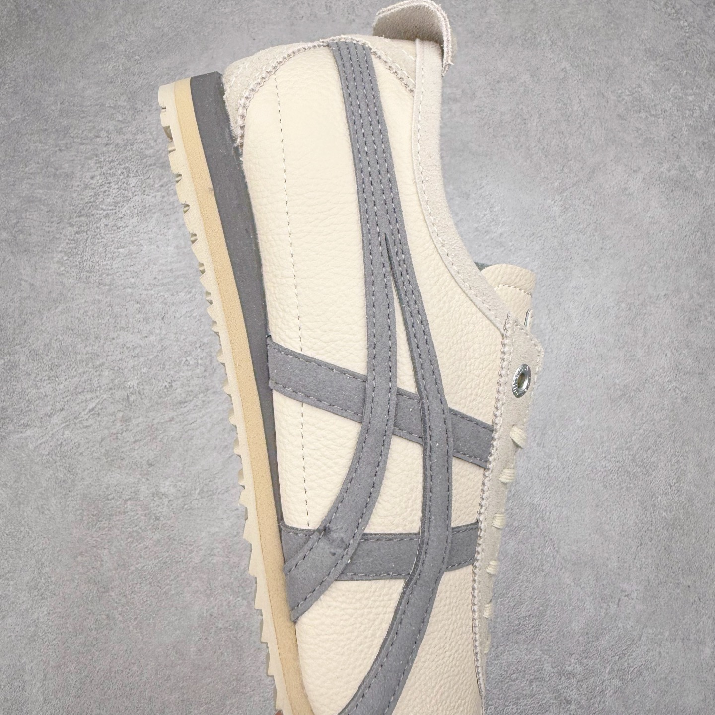 图片[6]-＃C版 Asics Onitsuka Tiger MEXICO 66 亚瑟士鬼冢虎复古经典板鞋 CNY 龙年限定 白红 市场王者选手 海外订单工厂出品 长期生产补货永不断码 超成熟稳定的做工品控 原装全套纸板楦头开发 原汁原味 完美呈现版型 私模正确鞋底咬花纹路 一比一鞋头弧度高度鞋身弧度 绝不口嗨 细节品控鞋型随意秒杀市面 原档咬花纹路私模大底 一个单元有六个三角形 总体形拼接呈现花瓣状 官方四联吊牌 原装Ortholite轻量化鞋垫 原盒原配 质保卡 说明书 钢印防尘纸 纸板中底带钢印 乳胶组合鞋垫 支持全方位的对比专柜 产品从款式颜色造型上体现出追求舒适和细节的完美 鞋类更是推崇手工制作的严谨与完美 融舒适性与可穿性的设计风格 注重细节的完美和别致魅力 既保持稳重 又不失轻松的时尚感 尺码：36 37 37.5 38 39 39.5 40 40.5 41.5 42 42.5 43.5 44 45-选品中心