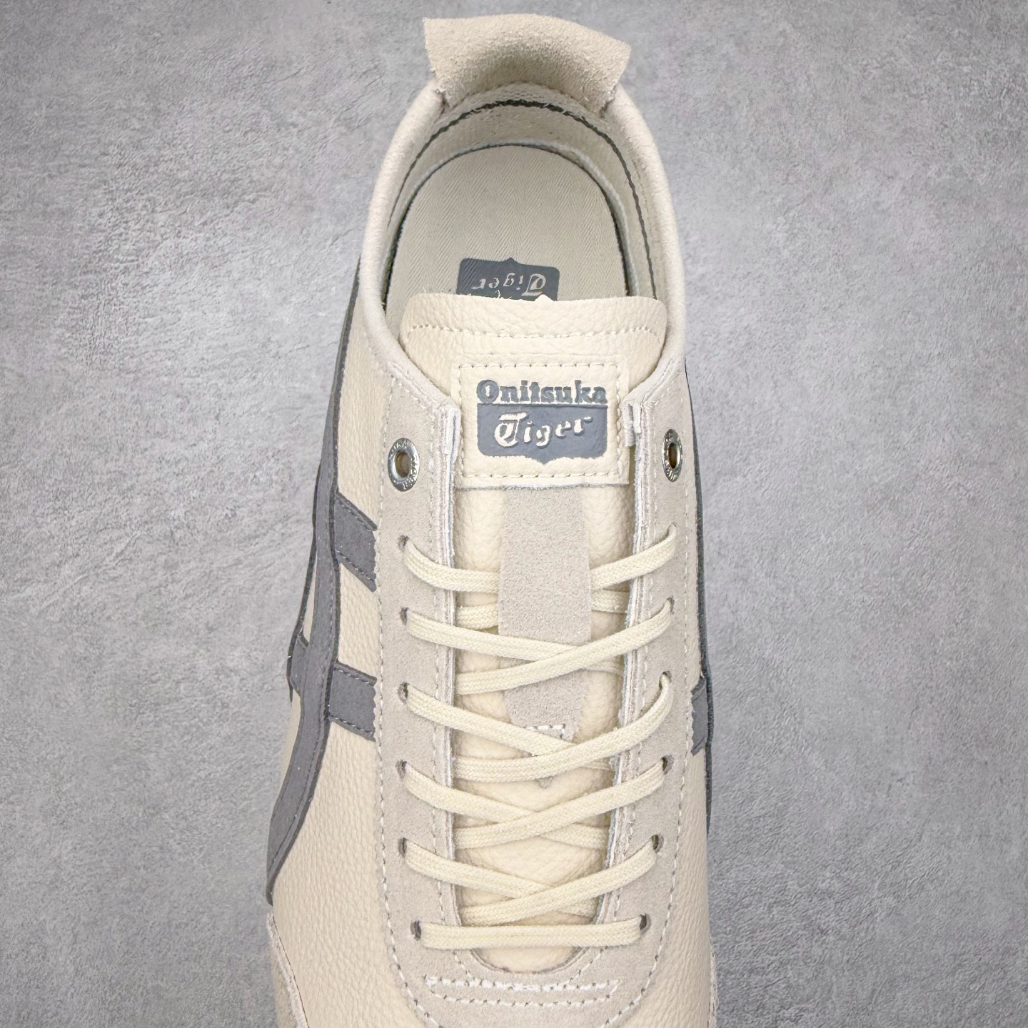 图片[5]-＃C版 Asics Onitsuka Tiger MEXICO 66 亚瑟士鬼冢虎复古经典板鞋 CNY 龙年限定 白红 市场王者选手 海外订单工厂出品 长期生产补货永不断码 超成熟稳定的做工品控 原装全套纸板楦头开发 原汁原味 完美呈现版型 私模正确鞋底咬花纹路 一比一鞋头弧度高度鞋身弧度 绝不口嗨 细节品控鞋型随意秒杀市面 原档咬花纹路私模大底 一个单元有六个三角形 总体形拼接呈现花瓣状 官方四联吊牌 原装Ortholite轻量化鞋垫 原盒原配 质保卡 说明书 钢印防尘纸 纸板中底带钢印 乳胶组合鞋垫 支持全方位的对比专柜 产品从款式颜色造型上体现出追求舒适和细节的完美 鞋类更是推崇手工制作的严谨与完美 融舒适性与可穿性的设计风格 注重细节的完美和别致魅力 既保持稳重 又不失轻松的时尚感 尺码：36 37 37.5 38 39 39.5 40 40.5 41.5 42 42.5 43.5 44 45-选品中心