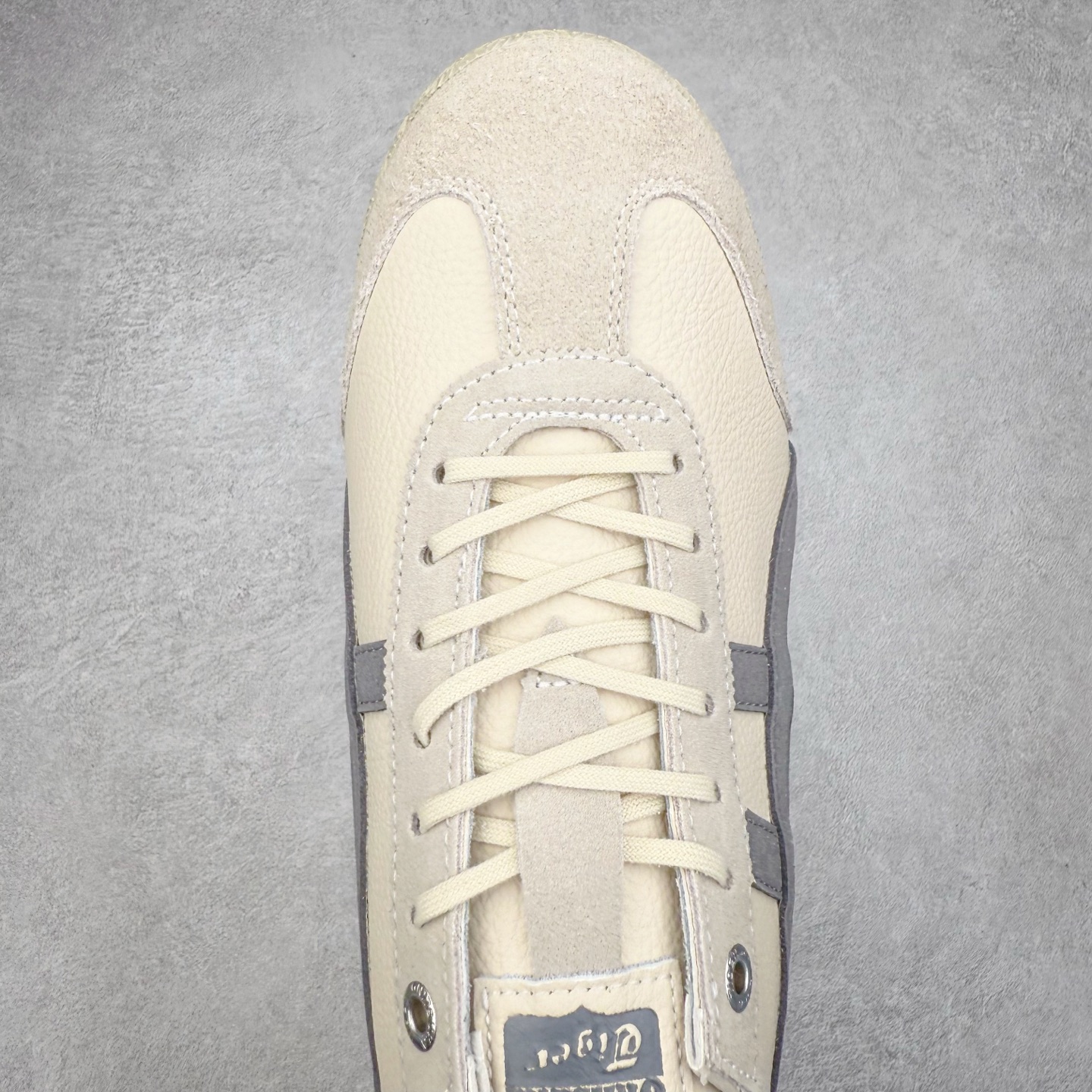 图片[4]-＃C版 Asics Onitsuka Tiger MEXICO 66 亚瑟士鬼冢虎复古经典板鞋 CNY 龙年限定 白红 市场王者选手 海外订单工厂出品 长期生产补货永不断码 超成熟稳定的做工品控 原装全套纸板楦头开发 原汁原味 完美呈现版型 私模正确鞋底咬花纹路 一比一鞋头弧度高度鞋身弧度 绝不口嗨 细节品控鞋型随意秒杀市面 原档咬花纹路私模大底 一个单元有六个三角形 总体形拼接呈现花瓣状 官方四联吊牌 原装Ortholite轻量化鞋垫 原盒原配 质保卡 说明书 钢印防尘纸 纸板中底带钢印 乳胶组合鞋垫 支持全方位的对比专柜 产品从款式颜色造型上体现出追求舒适和细节的完美 鞋类更是推崇手工制作的严谨与完美 融舒适性与可穿性的设计风格 注重细节的完美和别致魅力 既保持稳重 又不失轻松的时尚感 尺码：36 37 37.5 38 39 39.5 40 40.5 41.5 42 42.5 43.5 44 45-选品中心