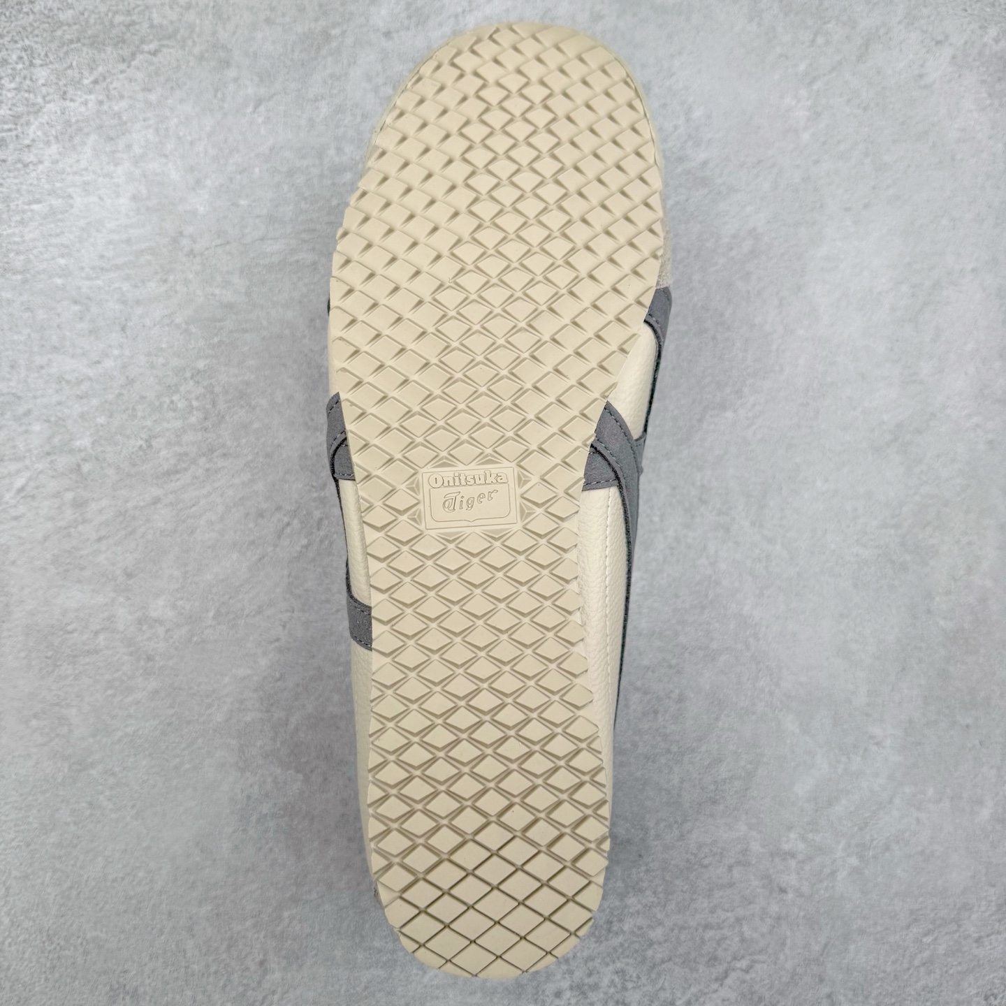 图片[9]-＃C版 Asics Onitsuka Tiger MEXICO 66 亚瑟士鬼冢虎复古经典板鞋 CNY 龙年限定 白红 市场王者选手 海外订单工厂出品 长期生产补货永不断码 超成熟稳定的做工品控 原装全套纸板楦头开发 原汁原味 完美呈现版型 私模正确鞋底咬花纹路 一比一鞋头弧度高度鞋身弧度 绝不口嗨 细节品控鞋型随意秒杀市面 原档咬花纹路私模大底 一个单元有六个三角形 总体形拼接呈现花瓣状 官方四联吊牌 原装Ortholite轻量化鞋垫 原盒原配 质保卡 说明书 钢印防尘纸 纸板中底带钢印 乳胶组合鞋垫 支持全方位的对比专柜 产品从款式颜色造型上体现出追求舒适和细节的完美 鞋类更是推崇手工制作的严谨与完美 融舒适性与可穿性的设计风格 注重细节的完美和别致魅力 既保持稳重 又不失轻松的时尚感 尺码：36 37 37.5 38 39 39.5 40 40.5 41.5 42 42.5 43.5 44 45-选品中心