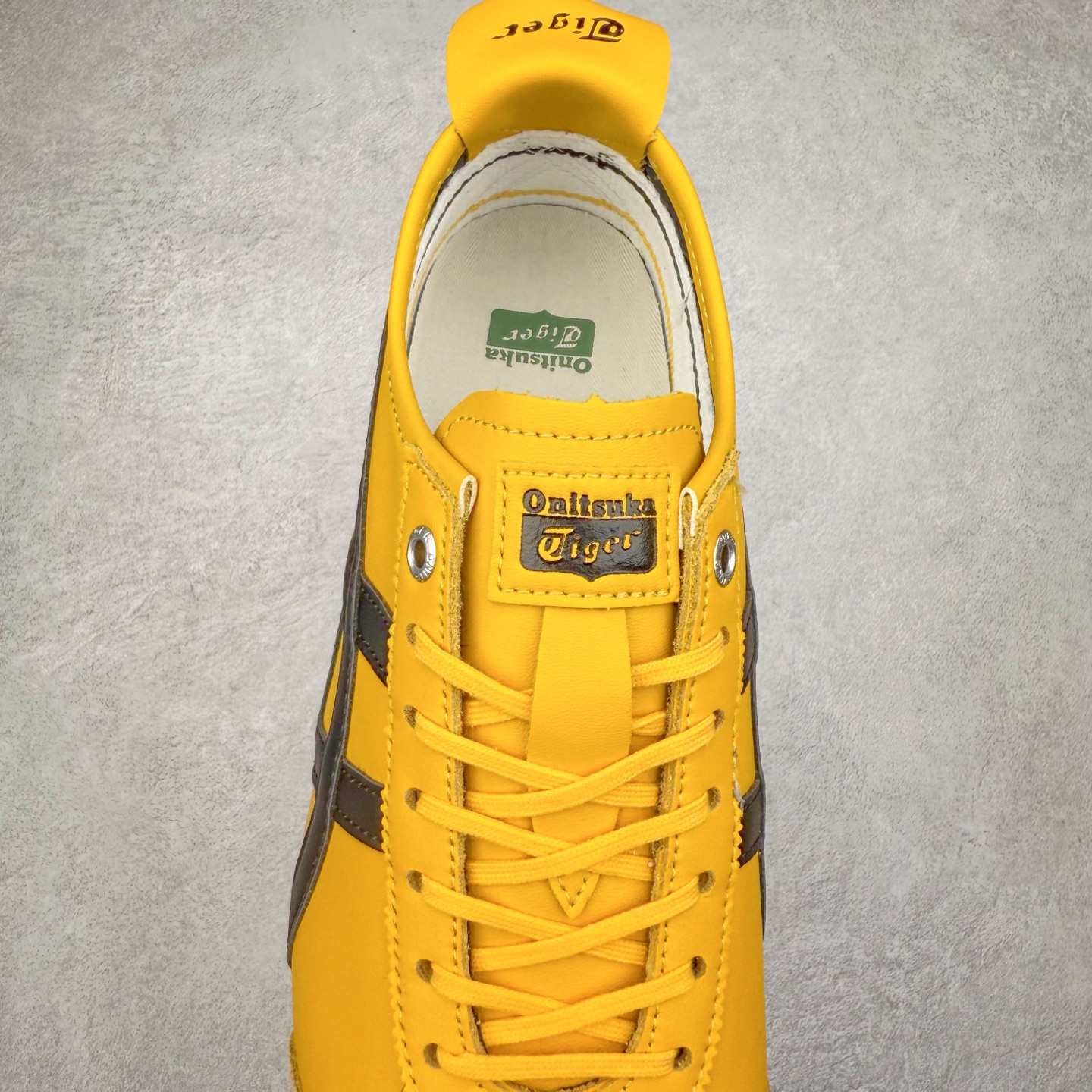 图片[5]-＃C版 Asics Onitsuka Tiger MEXICO 66 亚瑟士鬼冢虎复古经典板鞋 CNY 龙年限定 白红 市场王者选手 海外订单工厂出品 长期生产补货永不断码 超成熟稳定的做工品控 原装全套纸板楦头开发 原汁原味 完美呈现版型 私模正确鞋底咬花纹路 一比一鞋头弧度高度鞋身弧度 绝不口嗨 细节品控鞋型随意秒杀市面 原档咬花纹路私模大底 一个单元有六个三角形 总体形拼接呈现花瓣状 官方四联吊牌 原装Ortholite轻量化鞋垫 原盒原配 质保卡 说明书 钢印防尘纸 纸板中底带钢印 乳胶组合鞋垫 支持全方位的对比专柜 产品从款式颜色造型上体现出追求舒适和细节的完美 鞋类更是推崇手工制作的严谨与完美 融舒适性与可穿性的设计风格 注重细节的完美和别致魅力 既保持稳重 又不失轻松的时尚感 尺码：36 37 37.5 38 39 39.5 40 40.5 41.5 42 42.5 43.5 44 45-选品中心