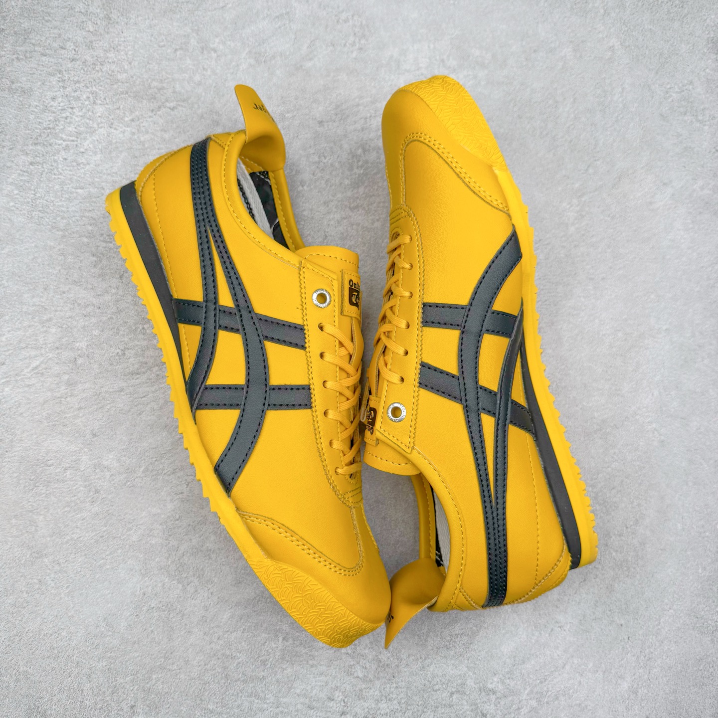 图片[3]-＃C版 Asics Onitsuka Tiger MEXICO 66 亚瑟士鬼冢虎复古经典板鞋 CNY 龙年限定 白红 市场王者选手 海外订单工厂出品 长期生产补货永不断码 超成熟稳定的做工品控 原装全套纸板楦头开发 原汁原味 完美呈现版型 私模正确鞋底咬花纹路 一比一鞋头弧度高度鞋身弧度 绝不口嗨 细节品控鞋型随意秒杀市面 原档咬花纹路私模大底 一个单元有六个三角形 总体形拼接呈现花瓣状 官方四联吊牌 原装Ortholite轻量化鞋垫 原盒原配 质保卡 说明书 钢印防尘纸 纸板中底带钢印 乳胶组合鞋垫 支持全方位的对比专柜 产品从款式颜色造型上体现出追求舒适和细节的完美 鞋类更是推崇手工制作的严谨与完美 融舒适性与可穿性的设计风格 注重细节的完美和别致魅力 既保持稳重 又不失轻松的时尚感 尺码：36 37 37.5 38 39 39.5 40 40.5 41.5 42 42.5 43.5 44 45-选品中心
