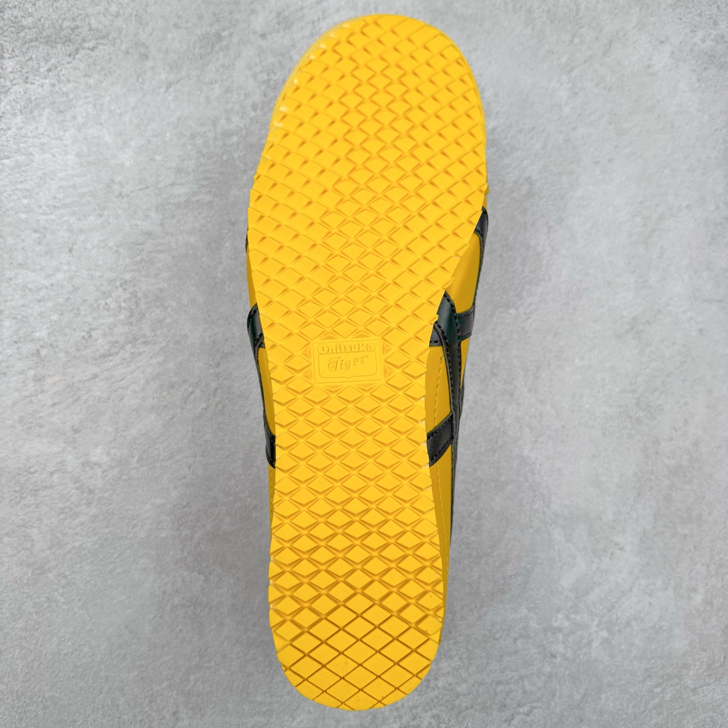 图片[9]-＃C版 Asics Onitsuka Tiger MEXICO 66 亚瑟士鬼冢虎复古经典板鞋 CNY 龙年限定 白红 市场王者选手 海外订单工厂出品 长期生产补货永不断码 超成熟稳定的做工品控 原装全套纸板楦头开发 原汁原味 完美呈现版型 私模正确鞋底咬花纹路 一比一鞋头弧度高度鞋身弧度 绝不口嗨 细节品控鞋型随意秒杀市面 原档咬花纹路私模大底 一个单元有六个三角形 总体形拼接呈现花瓣状 官方四联吊牌 原装Ortholite轻量化鞋垫 原盒原配 质保卡 说明书 钢印防尘纸 纸板中底带钢印 乳胶组合鞋垫 支持全方位的对比专柜 产品从款式颜色造型上体现出追求舒适和细节的完美 鞋类更是推崇手工制作的严谨与完美 融舒适性与可穿性的设计风格 注重细节的完美和别致魅力 既保持稳重 又不失轻松的时尚感 尺码：36 37 37.5 38 39 39.5 40 40.5 41.5 42 42.5 43.5 44 45-选品中心