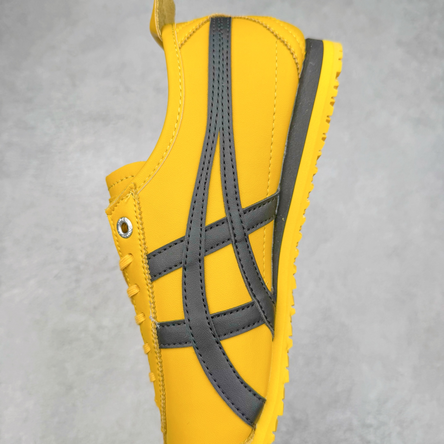 图片[7]-＃C版 Asics Onitsuka Tiger MEXICO 66 亚瑟士鬼冢虎复古经典板鞋 CNY 龙年限定 白红 市场王者选手 海外订单工厂出品 长期生产补货永不断码 超成熟稳定的做工品控 原装全套纸板楦头开发 原汁原味 完美呈现版型 私模正确鞋底咬花纹路 一比一鞋头弧度高度鞋身弧度 绝不口嗨 细节品控鞋型随意秒杀市面 原档咬花纹路私模大底 一个单元有六个三角形 总体形拼接呈现花瓣状 官方四联吊牌 原装Ortholite轻量化鞋垫 原盒原配 质保卡 说明书 钢印防尘纸 纸板中底带钢印 乳胶组合鞋垫 支持全方位的对比专柜 产品从款式颜色造型上体现出追求舒适和细节的完美 鞋类更是推崇手工制作的严谨与完美 融舒适性与可穿性的设计风格 注重细节的完美和别致魅力 既保持稳重 又不失轻松的时尚感 尺码：36 37 37.5 38 39 39.5 40 40.5 41.5 42 42.5 43.5 44 45-选品中心