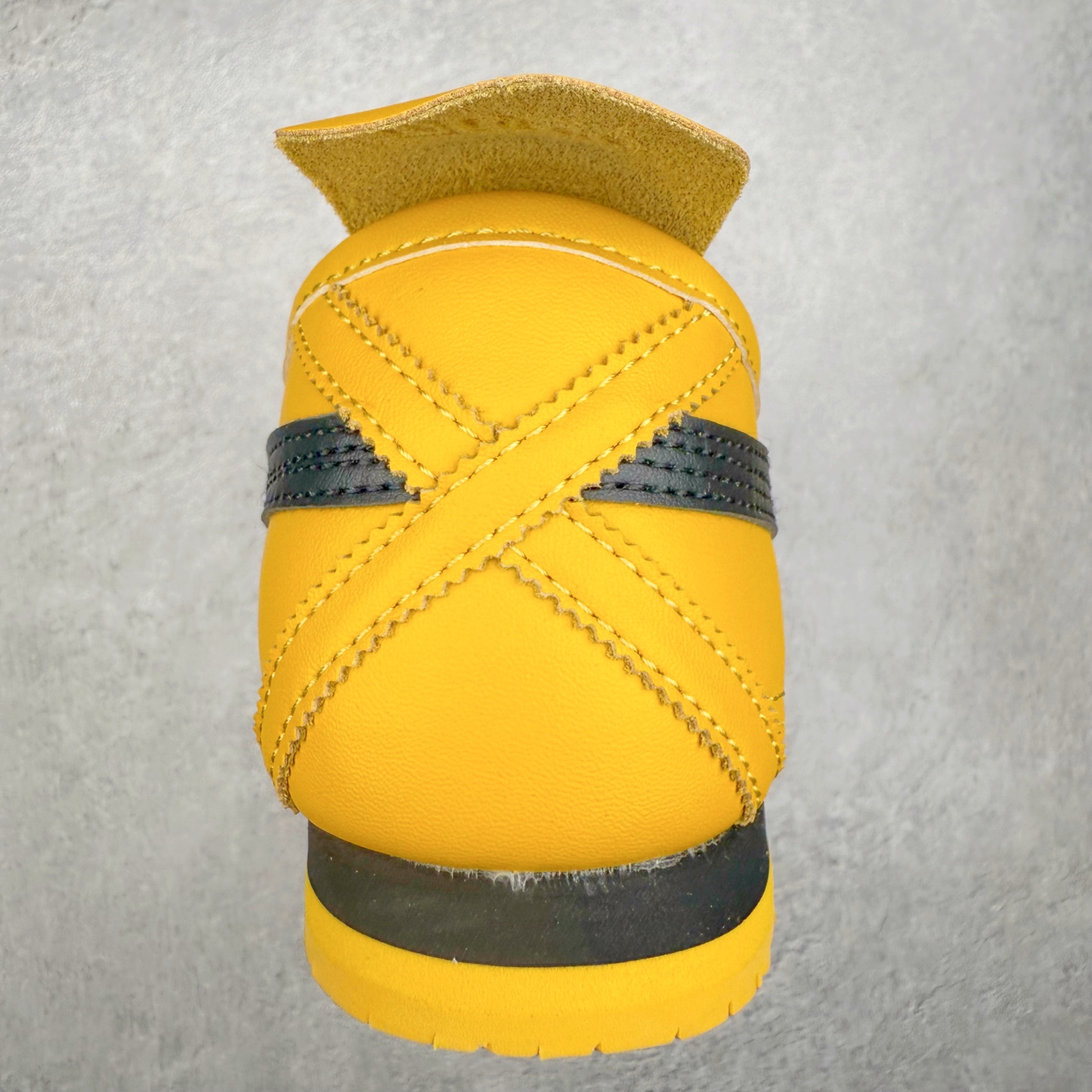 图片[8]-＃C版 Asics Onitsuka Tiger MEXICO 66 亚瑟士鬼冢虎复古经典板鞋 CNY 龙年限定 白红 市场王者选手 海外订单工厂出品 长期生产补货永不断码 超成熟稳定的做工品控 原装全套纸板楦头开发 原汁原味 完美呈现版型 私模正确鞋底咬花纹路 一比一鞋头弧度高度鞋身弧度 绝不口嗨 细节品控鞋型随意秒杀市面 原档咬花纹路私模大底 一个单元有六个三角形 总体形拼接呈现花瓣状 官方四联吊牌 原装Ortholite轻量化鞋垫 原盒原配 质保卡 说明书 钢印防尘纸 纸板中底带钢印 乳胶组合鞋垫 支持全方位的对比专柜 产品从款式颜色造型上体现出追求舒适和细节的完美 鞋类更是推崇手工制作的严谨与完美 融舒适性与可穿性的设计风格 注重细节的完美和别致魅力 既保持稳重 又不失轻松的时尚感 尺码：36 37 37.5 38 39 39.5 40 40.5 41.5 42 42.5 43.5 44 45-选品中心