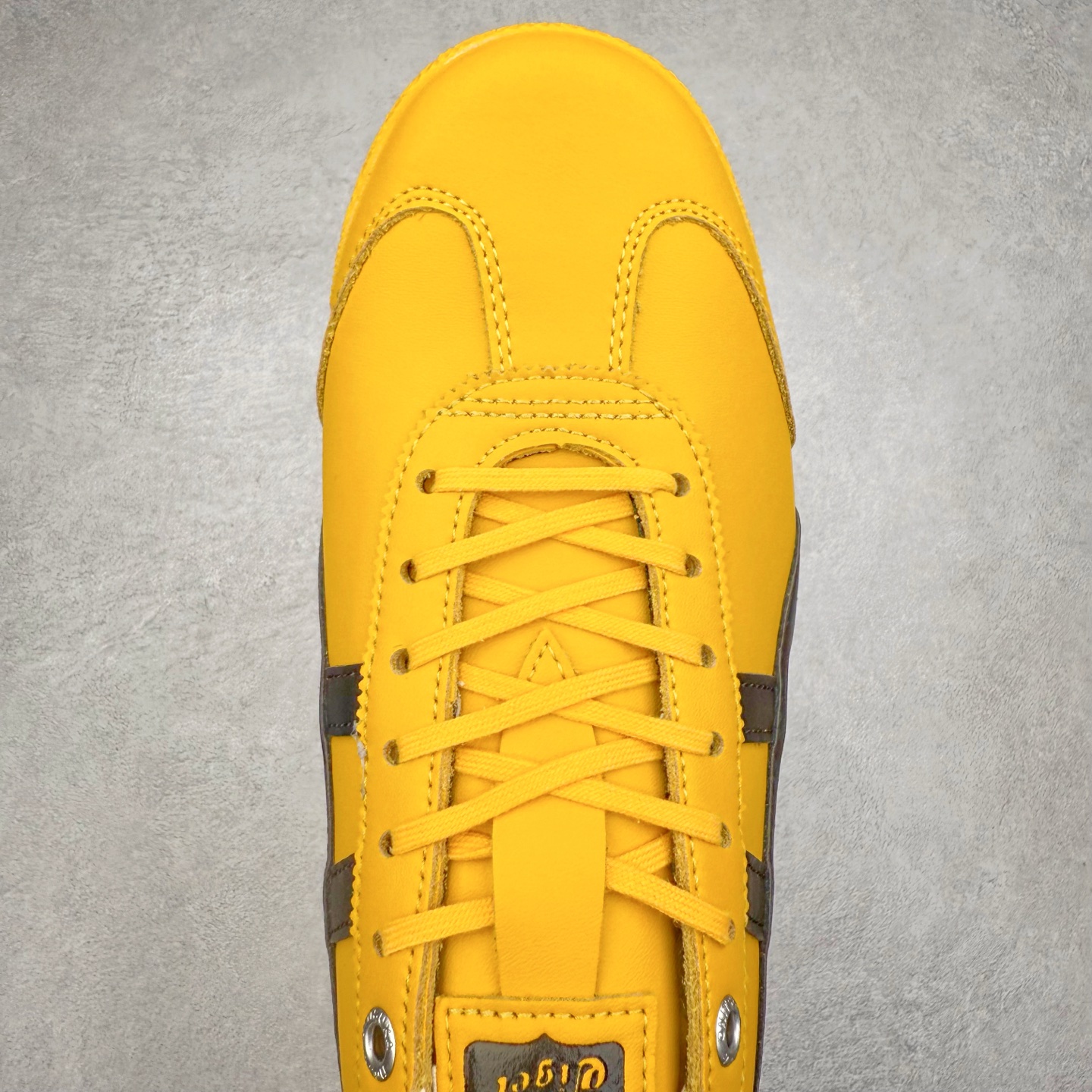 图片[4]-＃C版 Asics Onitsuka Tiger MEXICO 66 亚瑟士鬼冢虎复古经典板鞋 CNY 龙年限定 白红 市场王者选手 海外订单工厂出品 长期生产补货永不断码 超成熟稳定的做工品控 原装全套纸板楦头开发 原汁原味 完美呈现版型 私模正确鞋底咬花纹路 一比一鞋头弧度高度鞋身弧度 绝不口嗨 细节品控鞋型随意秒杀市面 原档咬花纹路私模大底 一个单元有六个三角形 总体形拼接呈现花瓣状 官方四联吊牌 原装Ortholite轻量化鞋垫 原盒原配 质保卡 说明书 钢印防尘纸 纸板中底带钢印 乳胶组合鞋垫 支持全方位的对比专柜 产品从款式颜色造型上体现出追求舒适和细节的完美 鞋类更是推崇手工制作的严谨与完美 融舒适性与可穿性的设计风格 注重细节的完美和别致魅力 既保持稳重 又不失轻松的时尚感 尺码：36 37 37.5 38 39 39.5 40 40.5 41.5 42 42.5 43.5 44 45-选品中心