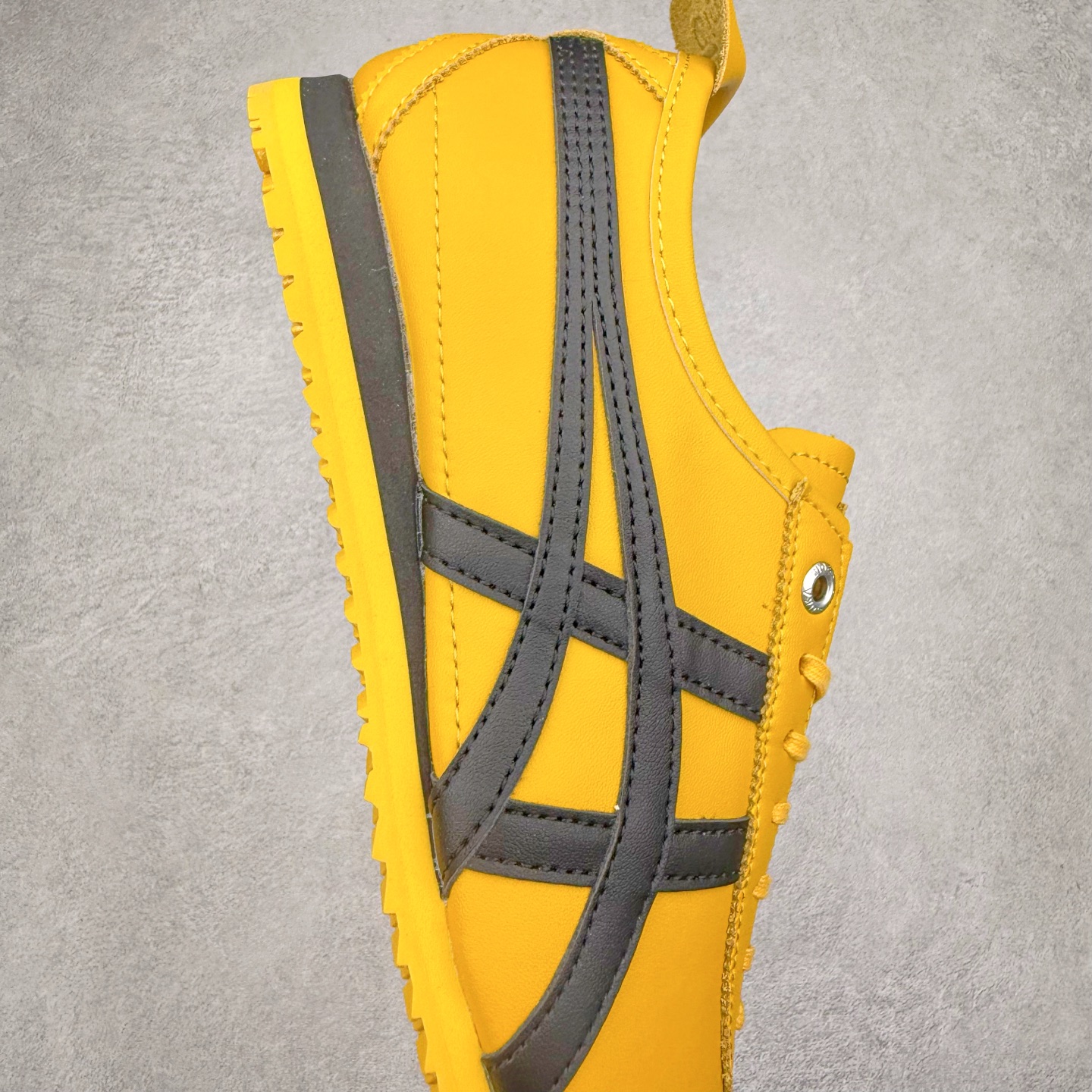 图片[6]-＃C版 Asics Onitsuka Tiger MEXICO 66 亚瑟士鬼冢虎复古经典板鞋 CNY 龙年限定 白红 市场王者选手 海外订单工厂出品 长期生产补货永不断码 超成熟稳定的做工品控 原装全套纸板楦头开发 原汁原味 完美呈现版型 私模正确鞋底咬花纹路 一比一鞋头弧度高度鞋身弧度 绝不口嗨 细节品控鞋型随意秒杀市面 原档咬花纹路私模大底 一个单元有六个三角形 总体形拼接呈现花瓣状 官方四联吊牌 原装Ortholite轻量化鞋垫 原盒原配 质保卡 说明书 钢印防尘纸 纸板中底带钢印 乳胶组合鞋垫 支持全方位的对比专柜 产品从款式颜色造型上体现出追求舒适和细节的完美 鞋类更是推崇手工制作的严谨与完美 融舒适性与可穿性的设计风格 注重细节的完美和别致魅力 既保持稳重 又不失轻松的时尚感 尺码：36 37 37.5 38 39 39.5 40 40.5 41.5 42 42.5 43.5 44 45-选品中心