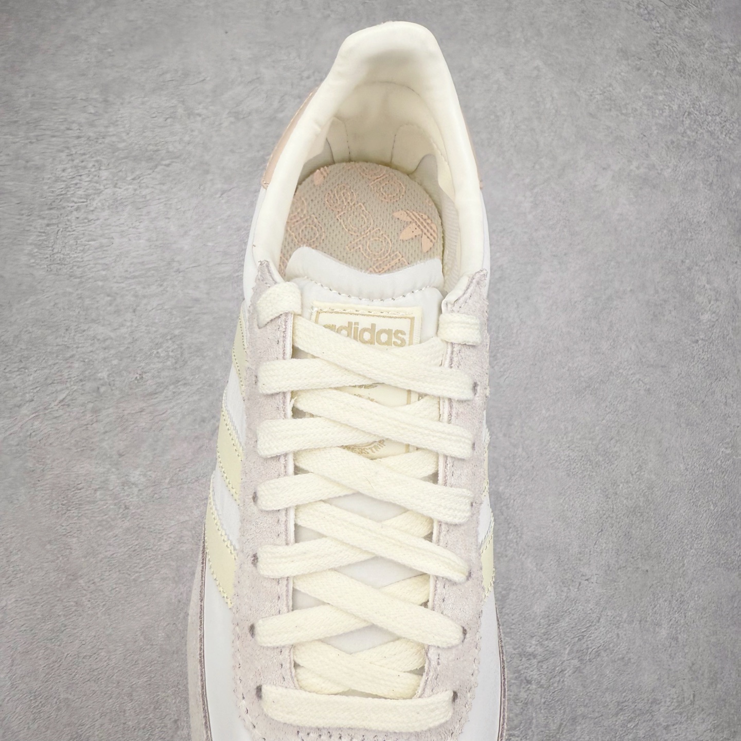 图片[5]-＃HP纯原 AD Wmns SL72 OG 系列德训足球风百搭低帮休闲运动板鞋 JI2491 采用高弹EVA+MODEL+RB三层组合底 区别市面RB一体大底 三层组合鞋底重量与原鞋一致 Originals 将有「T 头鞋」造型的诞生于 1972 年的 SL72 鞋款复刻带回 各位买鞋又有新选择了 1972 年 SL72 问世后 引领了后来阿迪达斯的跑鞋发展方向 其中「SL」代表了 Super Light 彰显了产品轻便的特性 1972 年 SL72 问世后 引领了后来阿迪达斯的跑鞋发展方向 其中「SL」代表了 Super Light 彰显了产品轻便的特性 这次 Originals 延续其轻质经典的基因 带来男女两款 SL72 男生款带来 SL72 RS 鞋型 RS 意为 Reshaped（重塑）鞋款在保留了经典的外观基础上 在尼龙材质里增加了填充物 使鞋型更加挺立和饱满 鞋头则更加圆润 鞋底的 EVA 材质则增加了鞋款的高度 女生款则带来 SL72 OG W 鞋型 OG 顾名思义则是致敬经典款式 相较于 RS（Reshaped）鞋款 鞋身更加纤细 其整体鞋身轮廓、线条、细节、材质上尊崇 70 年代 SL72 的设计 还原经典味道 尺码：36 36⅔ 37⅓ 38 38⅔ 39⅓ 40 40⅔ 41⅓ 42 42⅔ 43⅓ 44 44⅔ 45-选品中心