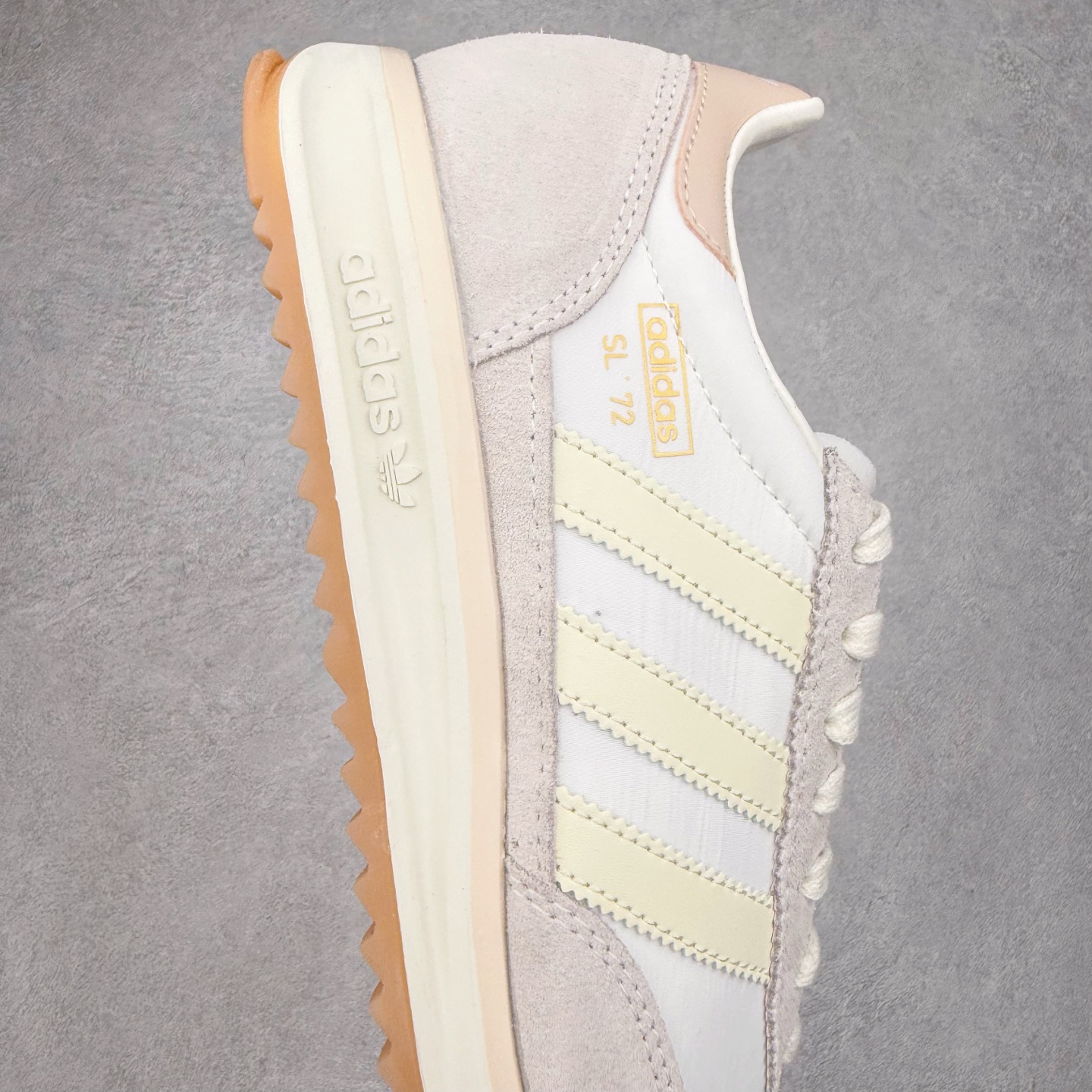 图片[6]-＃HP纯原 AD Wmns SL72 OG 系列德训足球风百搭低帮休闲运动板鞋 JI2491 采用高弹EVA+MODEL+RB三层组合底 区别市面RB一体大底 三层组合鞋底重量与原鞋一致 Originals 将有「T 头鞋」造型的诞生于 1972 年的 SL72 鞋款复刻带回 各位买鞋又有新选择了 1972 年 SL72 问世后 引领了后来阿迪达斯的跑鞋发展方向 其中「SL」代表了 Super Light 彰显了产品轻便的特性 1972 年 SL72 问世后 引领了后来阿迪达斯的跑鞋发展方向 其中「SL」代表了 Super Light 彰显了产品轻便的特性 这次 Originals 延续其轻质经典的基因 带来男女两款 SL72 男生款带来 SL72 RS 鞋型 RS 意为 Reshaped（重塑）鞋款在保留了经典的外观基础上 在尼龙材质里增加了填充物 使鞋型更加挺立和饱满 鞋头则更加圆润 鞋底的 EVA 材质则增加了鞋款的高度 女生款则带来 SL72 OG W 鞋型 OG 顾名思义则是致敬经典款式 相较于 RS（Reshaped）鞋款 鞋身更加纤细 其整体鞋身轮廓、线条、细节、材质上尊崇 70 年代 SL72 的设计 还原经典味道 尺码：36 36⅔ 37⅓ 38 38⅔ 39⅓ 40 40⅔ 41⅓ 42 42⅔ 43⅓ 44 44⅔ 45-选品中心