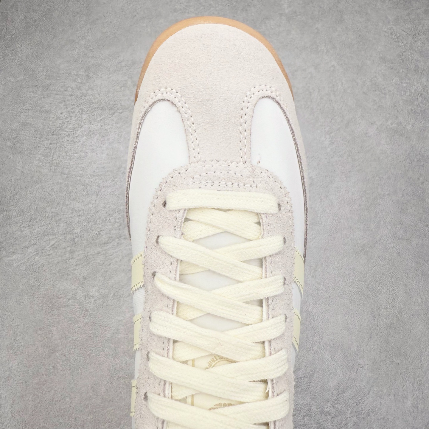 图片[4]-＃HP纯原 AD Wmns SL72 OG 系列德训足球风百搭低帮休闲运动板鞋 JI2491 采用高弹EVA+MODEL+RB三层组合底 区别市面RB一体大底 三层组合鞋底重量与原鞋一致 Originals 将有「T 头鞋」造型的诞生于 1972 年的 SL72 鞋款复刻带回 各位买鞋又有新选择了 1972 年 SL72 问世后 引领了后来阿迪达斯的跑鞋发展方向 其中「SL」代表了 Super Light 彰显了产品轻便的特性 1972 年 SL72 问世后 引领了后来阿迪达斯的跑鞋发展方向 其中「SL」代表了 Super Light 彰显了产品轻便的特性 这次 Originals 延续其轻质经典的基因 带来男女两款 SL72 男生款带来 SL72 RS 鞋型 RS 意为 Reshaped（重塑）鞋款在保留了经典的外观基础上 在尼龙材质里增加了填充物 使鞋型更加挺立和饱满 鞋头则更加圆润 鞋底的 EVA 材质则增加了鞋款的高度 女生款则带来 SL72 OG W 鞋型 OG 顾名思义则是致敬经典款式 相较于 RS（Reshaped）鞋款 鞋身更加纤细 其整体鞋身轮廓、线条、细节、材质上尊崇 70 年代 SL72 的设计 还原经典味道 尺码：36 36⅔ 37⅓ 38 38⅔ 39⅓ 40 40⅔ 41⅓ 42 42⅔ 43⅓ 44 44⅔ 45-选品中心