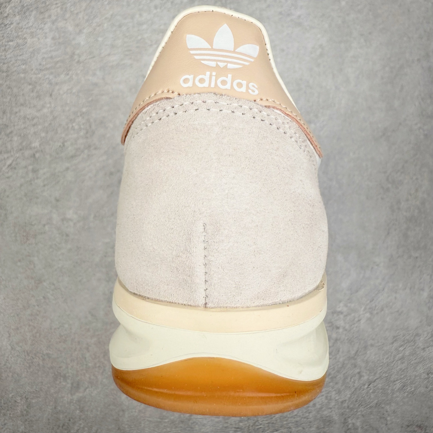 图片[8]-＃HP纯原 AD Wmns SL72 OG 系列德训足球风百搭低帮休闲运动板鞋 JI2491 采用高弹EVA+MODEL+RB三层组合底 区别市面RB一体大底 三层组合鞋底重量与原鞋一致 Originals 将有「T 头鞋」造型的诞生于 1972 年的 SL72 鞋款复刻带回 各位买鞋又有新选择了 1972 年 SL72 问世后 引领了后来阿迪达斯的跑鞋发展方向 其中「SL」代表了 Super Light 彰显了产品轻便的特性 1972 年 SL72 问世后 引领了后来阿迪达斯的跑鞋发展方向 其中「SL」代表了 Super Light 彰显了产品轻便的特性 这次 Originals 延续其轻质经典的基因 带来男女两款 SL72 男生款带来 SL72 RS 鞋型 RS 意为 Reshaped（重塑）鞋款在保留了经典的外观基础上 在尼龙材质里增加了填充物 使鞋型更加挺立和饱满 鞋头则更加圆润 鞋底的 EVA 材质则增加了鞋款的高度 女生款则带来 SL72 OG W 鞋型 OG 顾名思义则是致敬经典款式 相较于 RS（Reshaped）鞋款 鞋身更加纤细 其整体鞋身轮廓、线条、细节、材质上尊崇 70 年代 SL72 的设计 还原经典味道 尺码：36 36⅔ 37⅓ 38 38⅔ 39⅓ 40 40⅔ 41⅓ 42 42⅔ 43⅓ 44 44⅔ 45-选品中心