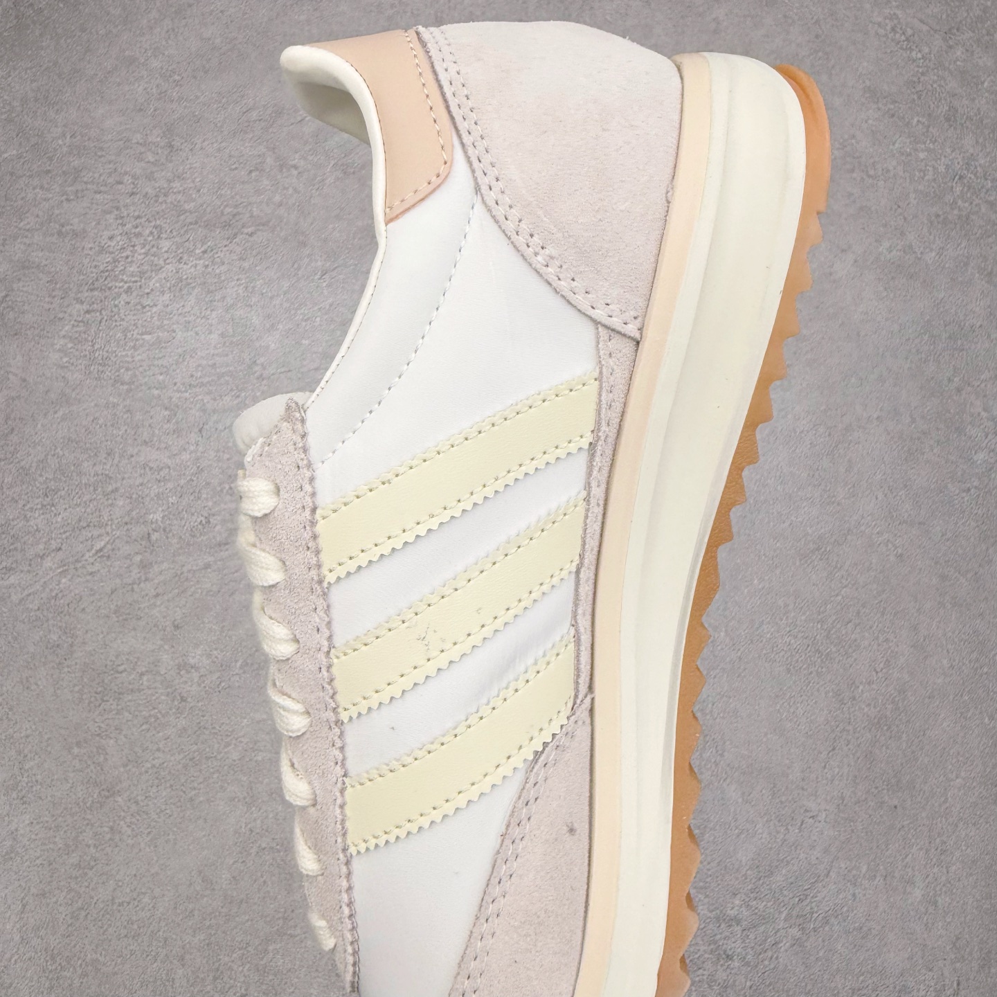 图片[7]-＃HP纯原 AD Wmns SL72 OG 系列德训足球风百搭低帮休闲运动板鞋 JI2491 采用高弹EVA+MODEL+RB三层组合底 区别市面RB一体大底 三层组合鞋底重量与原鞋一致 Originals 将有「T 头鞋」造型的诞生于 1972 年的 SL72 鞋款复刻带回 各位买鞋又有新选择了 1972 年 SL72 问世后 引领了后来阿迪达斯的跑鞋发展方向 其中「SL」代表了 Super Light 彰显了产品轻便的特性 1972 年 SL72 问世后 引领了后来阿迪达斯的跑鞋发展方向 其中「SL」代表了 Super Light 彰显了产品轻便的特性 这次 Originals 延续其轻质经典的基因 带来男女两款 SL72 男生款带来 SL72 RS 鞋型 RS 意为 Reshaped（重塑）鞋款在保留了经典的外观基础上 在尼龙材质里增加了填充物 使鞋型更加挺立和饱满 鞋头则更加圆润 鞋底的 EVA 材质则增加了鞋款的高度 女生款则带来 SL72 OG W 鞋型 OG 顾名思义则是致敬经典款式 相较于 RS（Reshaped）鞋款 鞋身更加纤细 其整体鞋身轮廓、线条、细节、材质上尊崇 70 年代 SL72 的设计 还原经典味道 尺码：36 36⅔ 37⅓ 38 38⅔ 39⅓ 40 40⅔ 41⅓ 42 42⅔ 43⅓ 44 44⅔ 45-选品中心