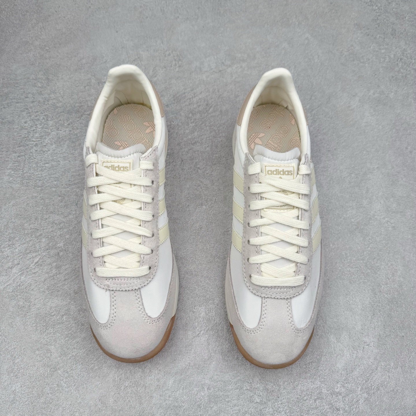 图片[2]-＃HP纯原 AD Wmns SL72 OG 系列德训足球风百搭低帮休闲运动板鞋 JI2491 采用高弹EVA+MODEL+RB三层组合底 区别市面RB一体大底 三层组合鞋底重量与原鞋一致 Originals 将有「T 头鞋」造型的诞生于 1972 年的 SL72 鞋款复刻带回 各位买鞋又有新选择了 1972 年 SL72 问世后 引领了后来阿迪达斯的跑鞋发展方向 其中「SL」代表了 Super Light 彰显了产品轻便的特性 1972 年 SL72 问世后 引领了后来阿迪达斯的跑鞋发展方向 其中「SL」代表了 Super Light 彰显了产品轻便的特性 这次 Originals 延续其轻质经典的基因 带来男女两款 SL72 男生款带来 SL72 RS 鞋型 RS 意为 Reshaped（重塑）鞋款在保留了经典的外观基础上 在尼龙材质里增加了填充物 使鞋型更加挺立和饱满 鞋头则更加圆润 鞋底的 EVA 材质则增加了鞋款的高度 女生款则带来 SL72 OG W 鞋型 OG 顾名思义则是致敬经典款式 相较于 RS（Reshaped）鞋款 鞋身更加纤细 其整体鞋身轮廓、线条、细节、材质上尊崇 70 年代 SL72 的设计 还原经典味道 尺码：36 36⅔ 37⅓ 38 38⅔ 39⅓ 40 40⅔ 41⅓ 42 42⅔ 43⅓ 44 44⅔ 45-选品中心