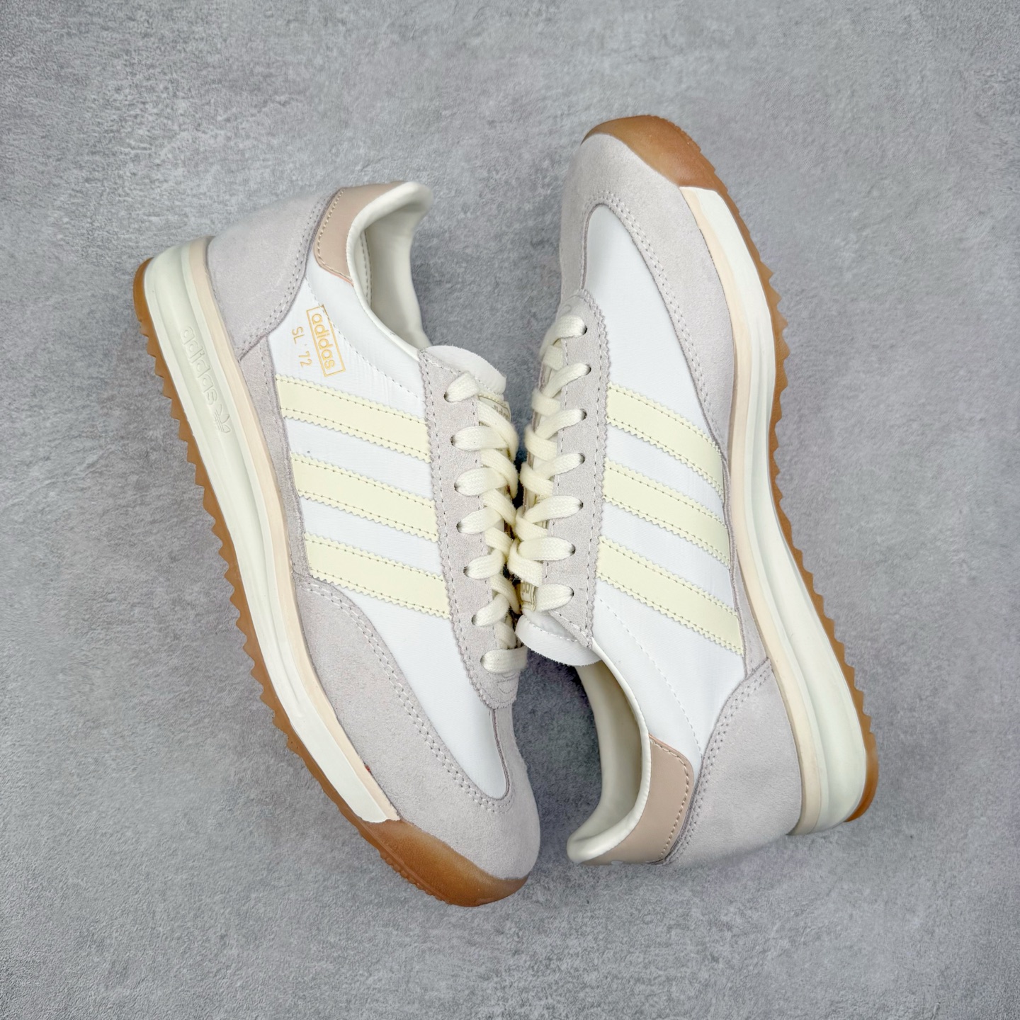 图片[3]-＃HP纯原 AD Wmns SL72 OG 系列德训足球风百搭低帮休闲运动板鞋 JI2491 采用高弹EVA+MODEL+RB三层组合底 区别市面RB一体大底 三层组合鞋底重量与原鞋一致 Originals 将有「T 头鞋」造型的诞生于 1972 年的 SL72 鞋款复刻带回 各位买鞋又有新选择了 1972 年 SL72 问世后 引领了后来阿迪达斯的跑鞋发展方向 其中「SL」代表了 Super Light 彰显了产品轻便的特性 1972 年 SL72 问世后 引领了后来阿迪达斯的跑鞋发展方向 其中「SL」代表了 Super Light 彰显了产品轻便的特性 这次 Originals 延续其轻质经典的基因 带来男女两款 SL72 男生款带来 SL72 RS 鞋型 RS 意为 Reshaped（重塑）鞋款在保留了经典的外观基础上 在尼龙材质里增加了填充物 使鞋型更加挺立和饱满 鞋头则更加圆润 鞋底的 EVA 材质则增加了鞋款的高度 女生款则带来 SL72 OG W 鞋型 OG 顾名思义则是致敬经典款式 相较于 RS（Reshaped）鞋款 鞋身更加纤细 其整体鞋身轮廓、线条、细节、材质上尊崇 70 年代 SL72 的设计 还原经典味道 尺码：36 36⅔ 37⅓ 38 38⅔ 39⅓ 40 40⅔ 41⅓ 42 42⅔ 43⅓ 44 44⅔ 45-选品中心