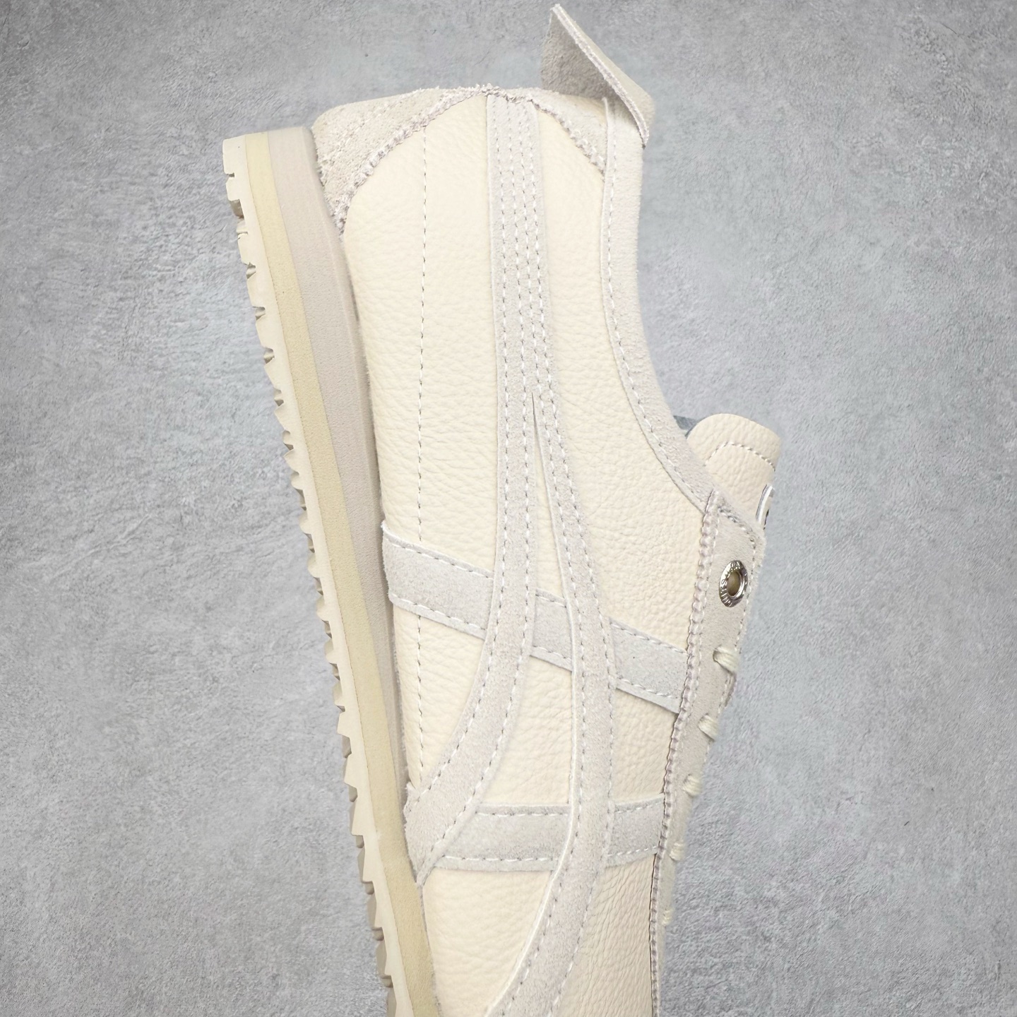 图片[6]-＃C版 Asics Onitsuka Tiger MEXICO 66 亚瑟士鬼冢虎复古经典板鞋 CNY 龙年限定 白红 市场王者选手 海外订单工厂出品 长期生产补货永不断码 超成熟稳定的做工品控 原装全套纸板楦头开发 原汁原味 完美呈现版型 私模正确鞋底咬花纹路 一比一鞋头弧度高度鞋身弧度 绝不口嗨 细节品控鞋型随意秒杀市面 原档咬花纹路私模大底 一个单元有六个三角形 总体形拼接呈现花瓣状 官方四联吊牌 原装Ortholite轻量化鞋垫 原盒原配 质保卡 说明书 钢印防尘纸 纸板中底带钢印 乳胶组合鞋垫 支持全方位的对比专柜 产品从款式颜色造型上体现出追求舒适和细节的完美 鞋类更是推崇手工制作的严谨与完美 融舒适性与可穿性的设计风格 注重细节的完美和别致魅力 既保持稳重 又不失轻松的时尚感 尺码：36 37 37.5 38 39 39.5 40 40.5 41.5 42 42.5 43.5 44 45-选品中心