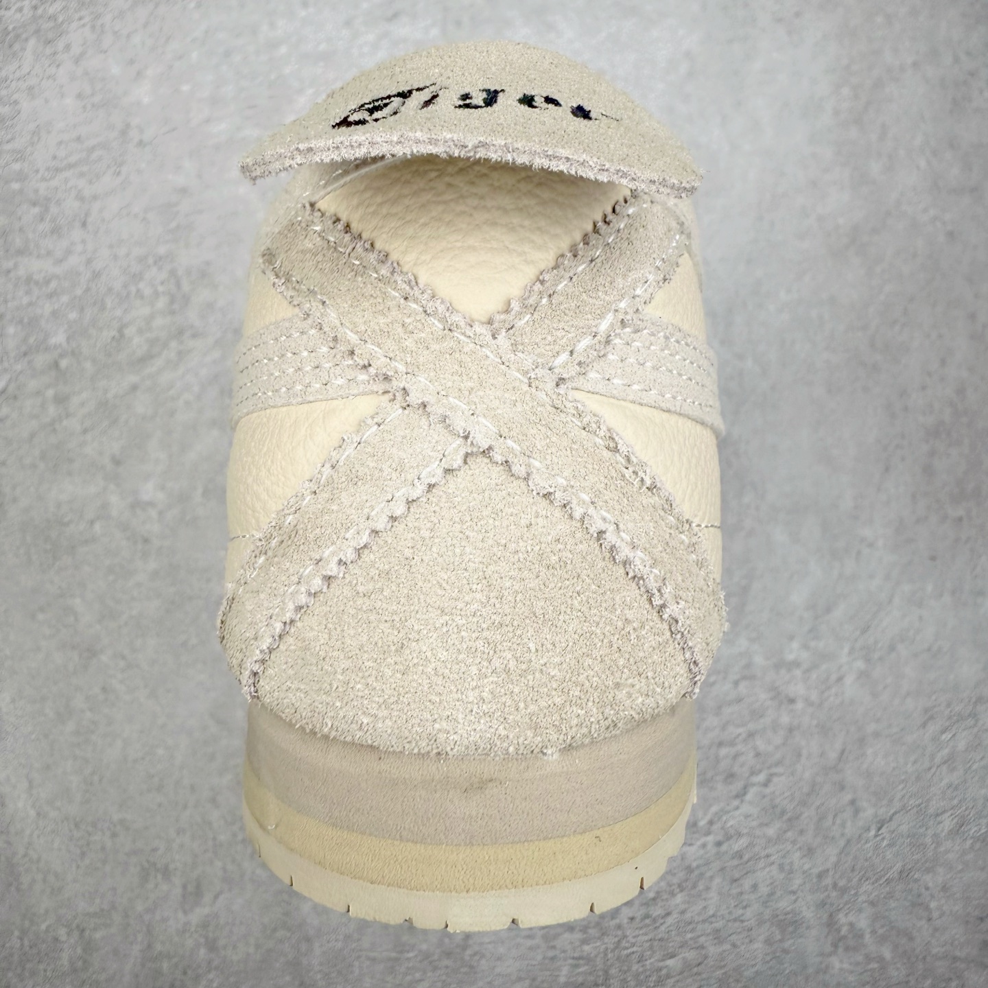 图片[8]-＃C版 Asics Onitsuka Tiger MEXICO 66 亚瑟士鬼冢虎复古经典板鞋 CNY 龙年限定 白红 市场王者选手 海外订单工厂出品 长期生产补货永不断码 超成熟稳定的做工品控 原装全套纸板楦头开发 原汁原味 完美呈现版型 私模正确鞋底咬花纹路 一比一鞋头弧度高度鞋身弧度 绝不口嗨 细节品控鞋型随意秒杀市面 原档咬花纹路私模大底 一个单元有六个三角形 总体形拼接呈现花瓣状 官方四联吊牌 原装Ortholite轻量化鞋垫 原盒原配 质保卡 说明书 钢印防尘纸 纸板中底带钢印 乳胶组合鞋垫 支持全方位的对比专柜 产品从款式颜色造型上体现出追求舒适和细节的完美 鞋类更是推崇手工制作的严谨与完美 融舒适性与可穿性的设计风格 注重细节的完美和别致魅力 既保持稳重 又不失轻松的时尚感 尺码：36 37 37.5 38 39 39.5 40 40.5 41.5 42 42.5 43.5 44 45-选品中心