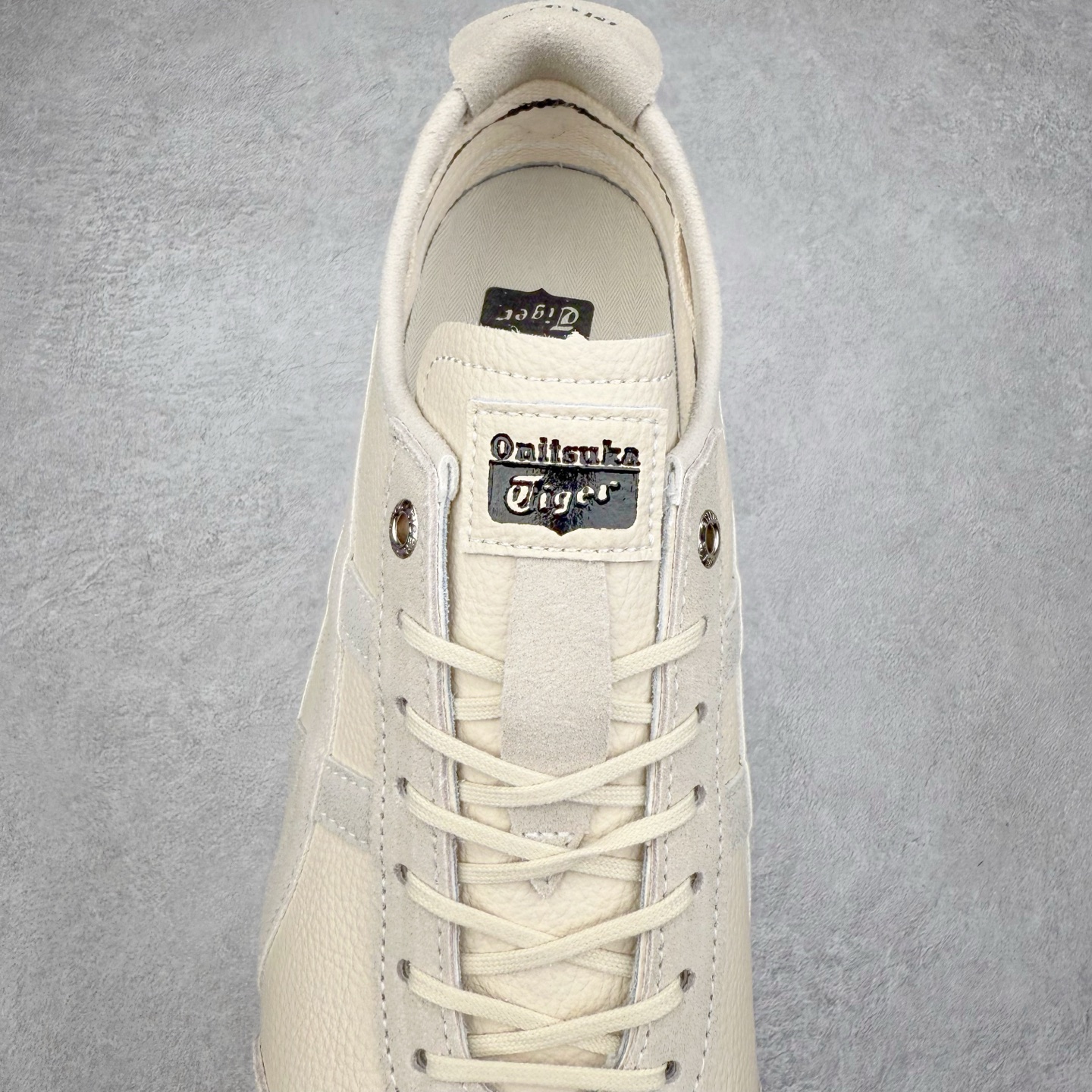 图片[5]-＃C版 Asics Onitsuka Tiger MEXICO 66 亚瑟士鬼冢虎复古经典板鞋 CNY 龙年限定 白红 市场王者选手 海外订单工厂出品 长期生产补货永不断码 超成熟稳定的做工品控 原装全套纸板楦头开发 原汁原味 完美呈现版型 私模正确鞋底咬花纹路 一比一鞋头弧度高度鞋身弧度 绝不口嗨 细节品控鞋型随意秒杀市面 原档咬花纹路私模大底 一个单元有六个三角形 总体形拼接呈现花瓣状 官方四联吊牌 原装Ortholite轻量化鞋垫 原盒原配 质保卡 说明书 钢印防尘纸 纸板中底带钢印 乳胶组合鞋垫 支持全方位的对比专柜 产品从款式颜色造型上体现出追求舒适和细节的完美 鞋类更是推崇手工制作的严谨与完美 融舒适性与可穿性的设计风格 注重细节的完美和别致魅力 既保持稳重 又不失轻松的时尚感 尺码：36 37 37.5 38 39 39.5 40 40.5 41.5 42 42.5 43.5 44 45-选品中心