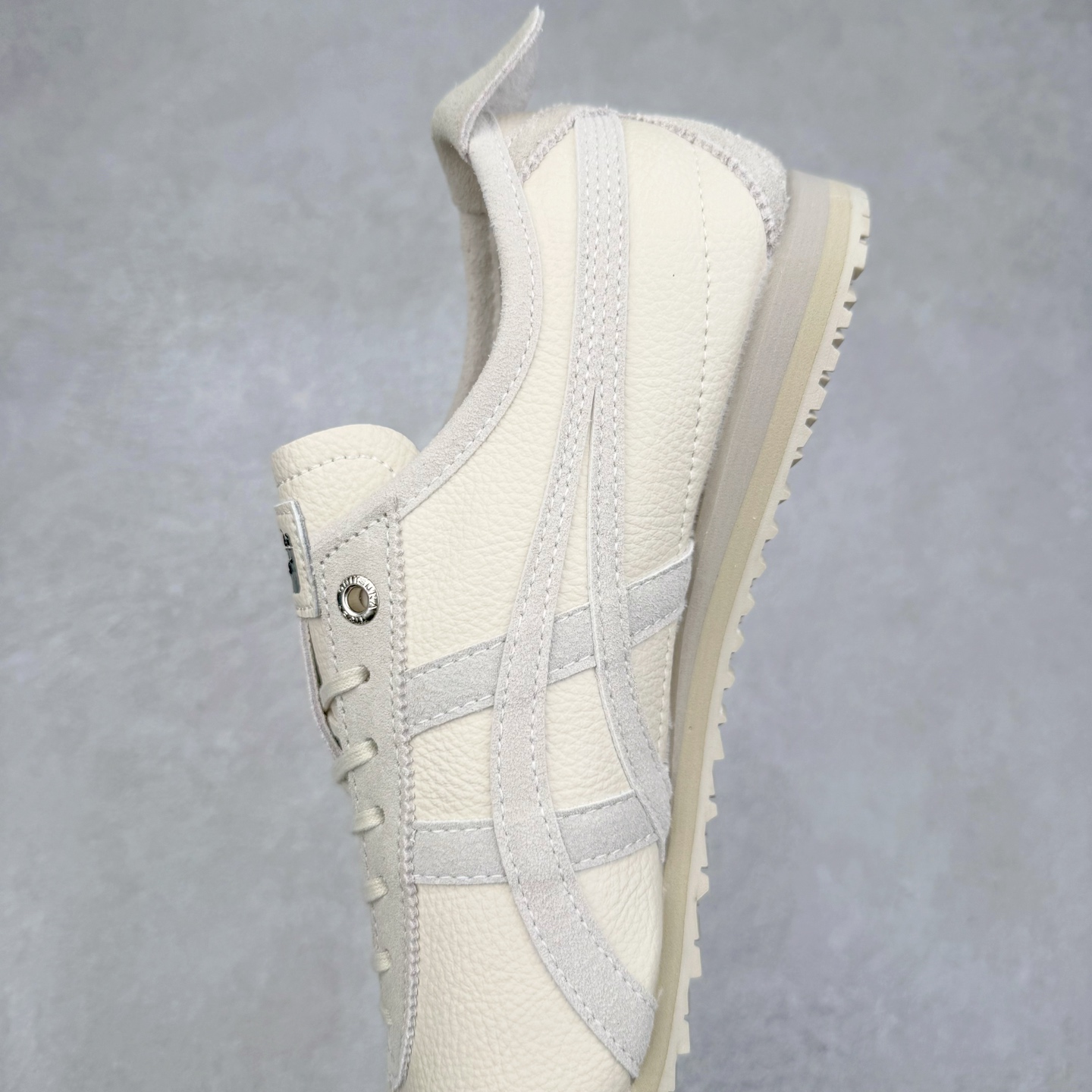 图片[7]-＃C版 Asics Onitsuka Tiger MEXICO 66 亚瑟士鬼冢虎复古经典板鞋 CNY 龙年限定 白红 市场王者选手 海外订单工厂出品 长期生产补货永不断码 超成熟稳定的做工品控 原装全套纸板楦头开发 原汁原味 完美呈现版型 私模正确鞋底咬花纹路 一比一鞋头弧度高度鞋身弧度 绝不口嗨 细节品控鞋型随意秒杀市面 原档咬花纹路私模大底 一个单元有六个三角形 总体形拼接呈现花瓣状 官方四联吊牌 原装Ortholite轻量化鞋垫 原盒原配 质保卡 说明书 钢印防尘纸 纸板中底带钢印 乳胶组合鞋垫 支持全方位的对比专柜 产品从款式颜色造型上体现出追求舒适和细节的完美 鞋类更是推崇手工制作的严谨与完美 融舒适性与可穿性的设计风格 注重细节的完美和别致魅力 既保持稳重 又不失轻松的时尚感 尺码：36 37 37.5 38 39 39.5 40 40.5 41.5 42 42.5 43.5 44 45-选品中心