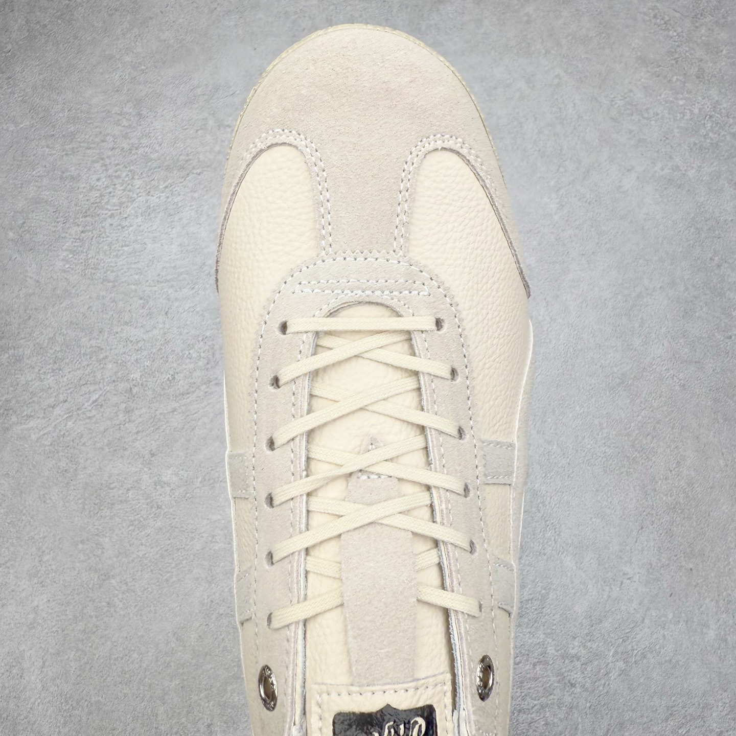 图片[4]-＃C版 Asics Onitsuka Tiger MEXICO 66 亚瑟士鬼冢虎复古经典板鞋 CNY 龙年限定 白红 市场王者选手 海外订单工厂出品 长期生产补货永不断码 超成熟稳定的做工品控 原装全套纸板楦头开发 原汁原味 完美呈现版型 私模正确鞋底咬花纹路 一比一鞋头弧度高度鞋身弧度 绝不口嗨 细节品控鞋型随意秒杀市面 原档咬花纹路私模大底 一个单元有六个三角形 总体形拼接呈现花瓣状 官方四联吊牌 原装Ortholite轻量化鞋垫 原盒原配 质保卡 说明书 钢印防尘纸 纸板中底带钢印 乳胶组合鞋垫 支持全方位的对比专柜 产品从款式颜色造型上体现出追求舒适和细节的完美 鞋类更是推崇手工制作的严谨与完美 融舒适性与可穿性的设计风格 注重细节的完美和别致魅力 既保持稳重 又不失轻松的时尚感 尺码：36 37 37.5 38 39 39.5 40 40.5 41.5 42 42.5 43.5 44 45-选品中心