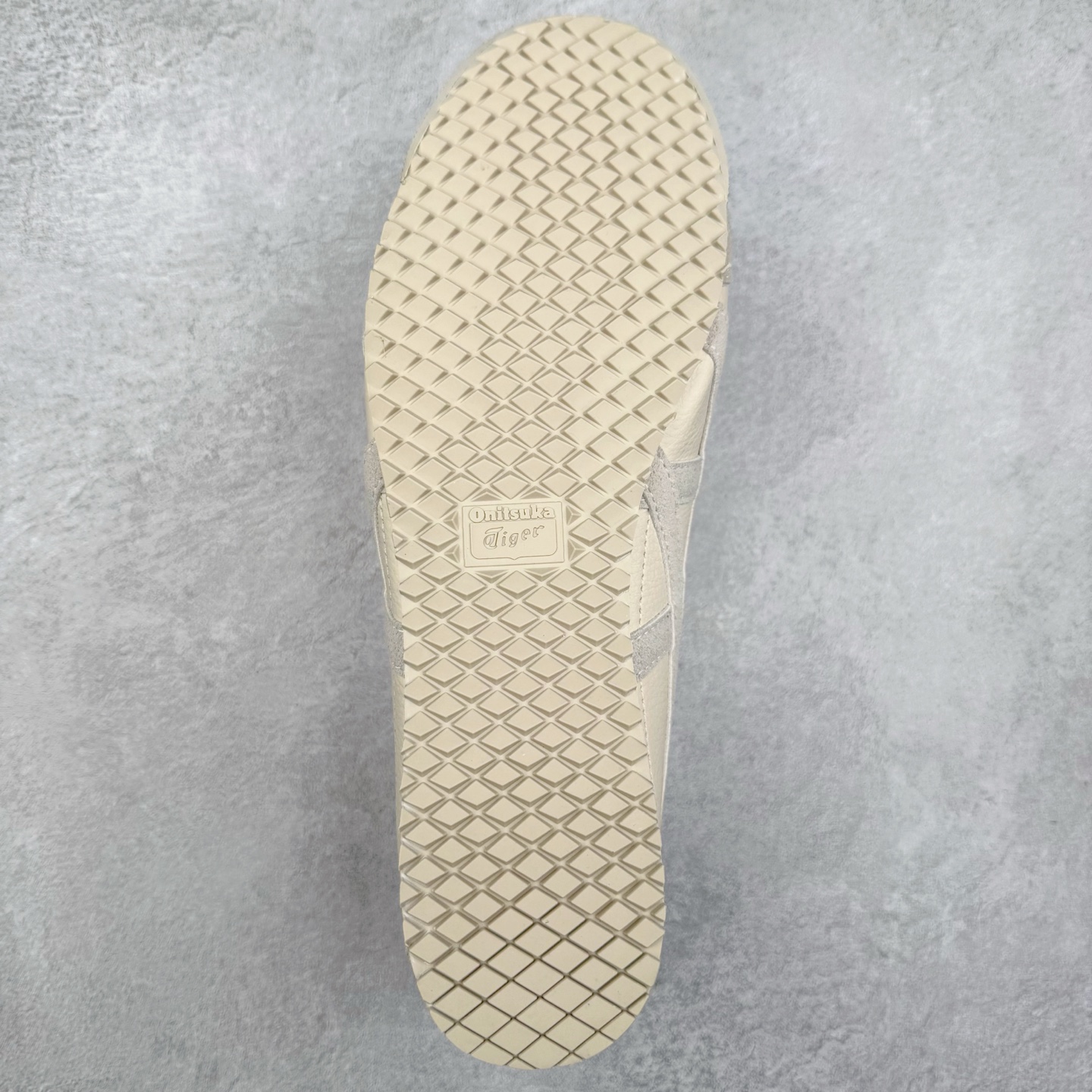 图片[9]-＃C版 Asics Onitsuka Tiger MEXICO 66 亚瑟士鬼冢虎复古经典板鞋 CNY 龙年限定 白红 市场王者选手 海外订单工厂出品 长期生产补货永不断码 超成熟稳定的做工品控 原装全套纸板楦头开发 原汁原味 完美呈现版型 私模正确鞋底咬花纹路 一比一鞋头弧度高度鞋身弧度 绝不口嗨 细节品控鞋型随意秒杀市面 原档咬花纹路私模大底 一个单元有六个三角形 总体形拼接呈现花瓣状 官方四联吊牌 原装Ortholite轻量化鞋垫 原盒原配 质保卡 说明书 钢印防尘纸 纸板中底带钢印 乳胶组合鞋垫 支持全方位的对比专柜 产品从款式颜色造型上体现出追求舒适和细节的完美 鞋类更是推崇手工制作的严谨与完美 融舒适性与可穿性的设计风格 注重细节的完美和别致魅力 既保持稳重 又不失轻松的时尚感 尺码：36 37 37.5 38 39 39.5 40 40.5 41.5 42 42.5 43.5 44 45-选品中心