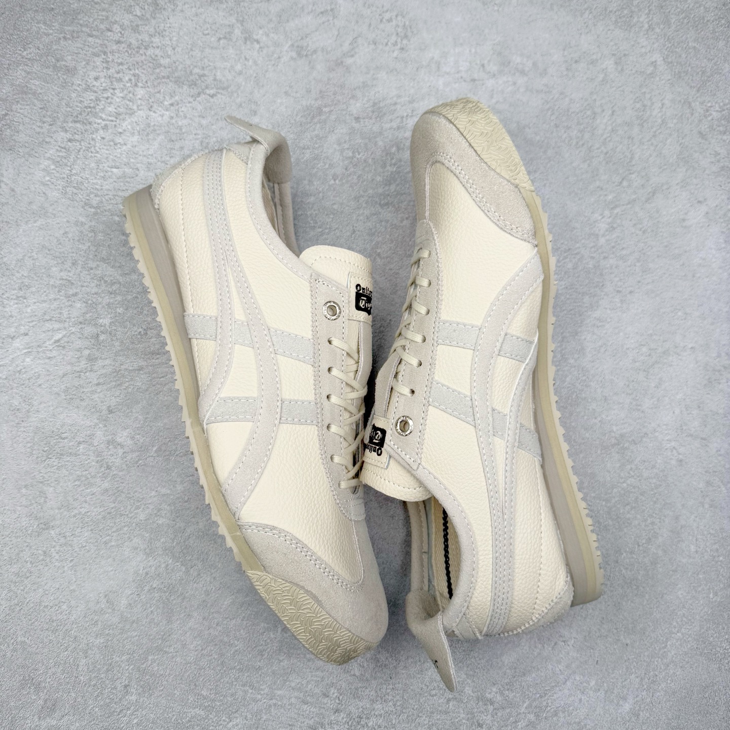 图片[3]-＃C版 Asics Onitsuka Tiger MEXICO 66 亚瑟士鬼冢虎复古经典板鞋 CNY 龙年限定 白红 市场王者选手 海外订单工厂出品 长期生产补货永不断码 超成熟稳定的做工品控 原装全套纸板楦头开发 原汁原味 完美呈现版型 私模正确鞋底咬花纹路 一比一鞋头弧度高度鞋身弧度 绝不口嗨 细节品控鞋型随意秒杀市面 原档咬花纹路私模大底 一个单元有六个三角形 总体形拼接呈现花瓣状 官方四联吊牌 原装Ortholite轻量化鞋垫 原盒原配 质保卡 说明书 钢印防尘纸 纸板中底带钢印 乳胶组合鞋垫 支持全方位的对比专柜 产品从款式颜色造型上体现出追求舒适和细节的完美 鞋类更是推崇手工制作的严谨与完美 融舒适性与可穿性的设计风格 注重细节的完美和别致魅力 既保持稳重 又不失轻松的时尚感 尺码：36 37 37.5 38 39 39.5 40 40.5 41.5 42 42.5 43.5 44 45-选品中心