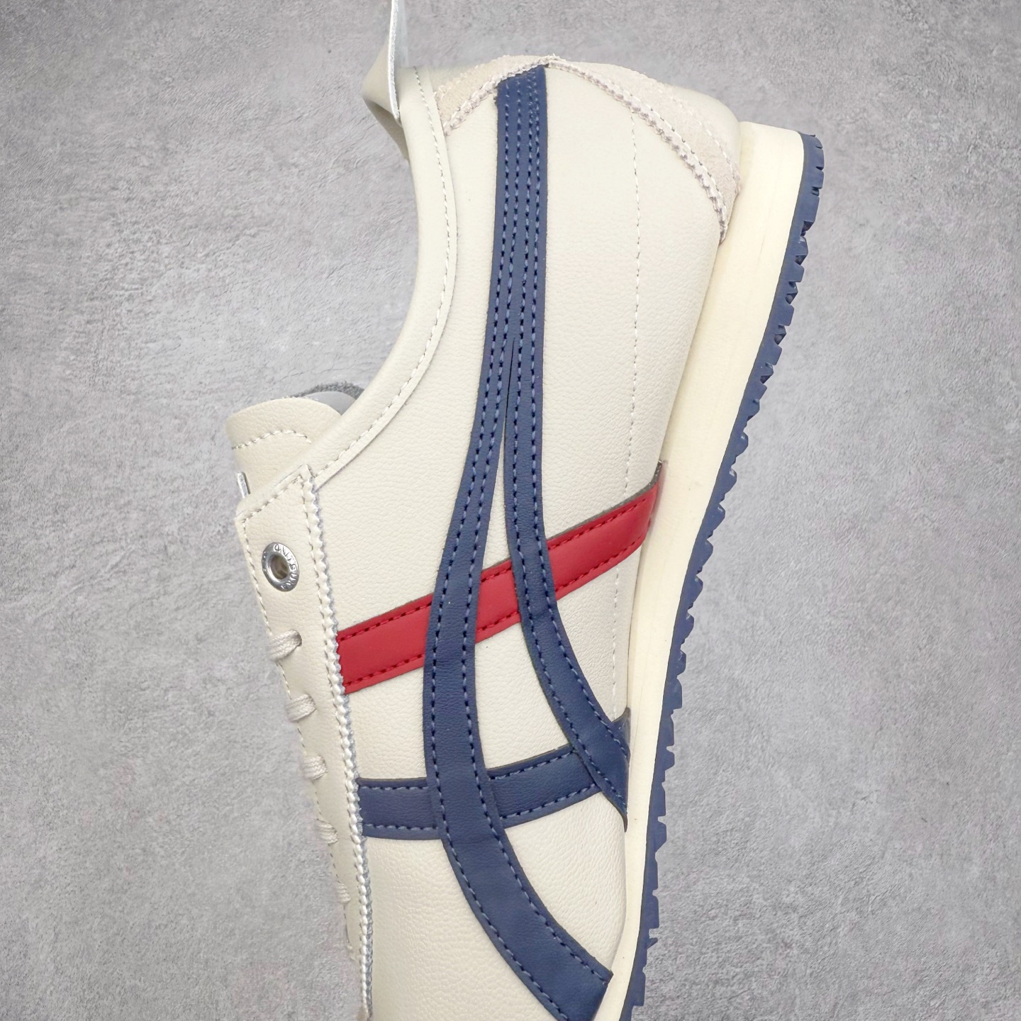 图片[7]-＃C版 Asics Onitsuka Tiger MEXICO 66 亚瑟士鬼冢虎复古经典板鞋 CNY 龙年限定 白红 市场王者选手 海外订单工厂出品 长期生产补货永不断码 超成熟稳定的做工品控 原装全套纸板楦头开发 原汁原味 完美呈现版型 私模正确鞋底咬花纹路 一比一鞋头弧度高度鞋身弧度 绝不口嗨 细节品控鞋型随意秒杀市面 原档咬花纹路私模大底 一个单元有六个三角形 总体形拼接呈现花瓣状 官方四联吊牌 原装Ortholite轻量化鞋垫 原盒原配 质保卡 说明书 钢印防尘纸 纸板中底带钢印 乳胶组合鞋垫 支持全方位的对比专柜 产品从款式颜色造型上体现出追求舒适和细节的完美 鞋类更是推崇手工制作的严谨与完美 融舒适性与可穿性的设计风格 注重细节的完美和别致魅力 既保持稳重 又不失轻松的时尚感 尺码：36 37 37.5 38 39 39.5 40 40.5 41.5 42 42.5 43.5 44 45-选品中心