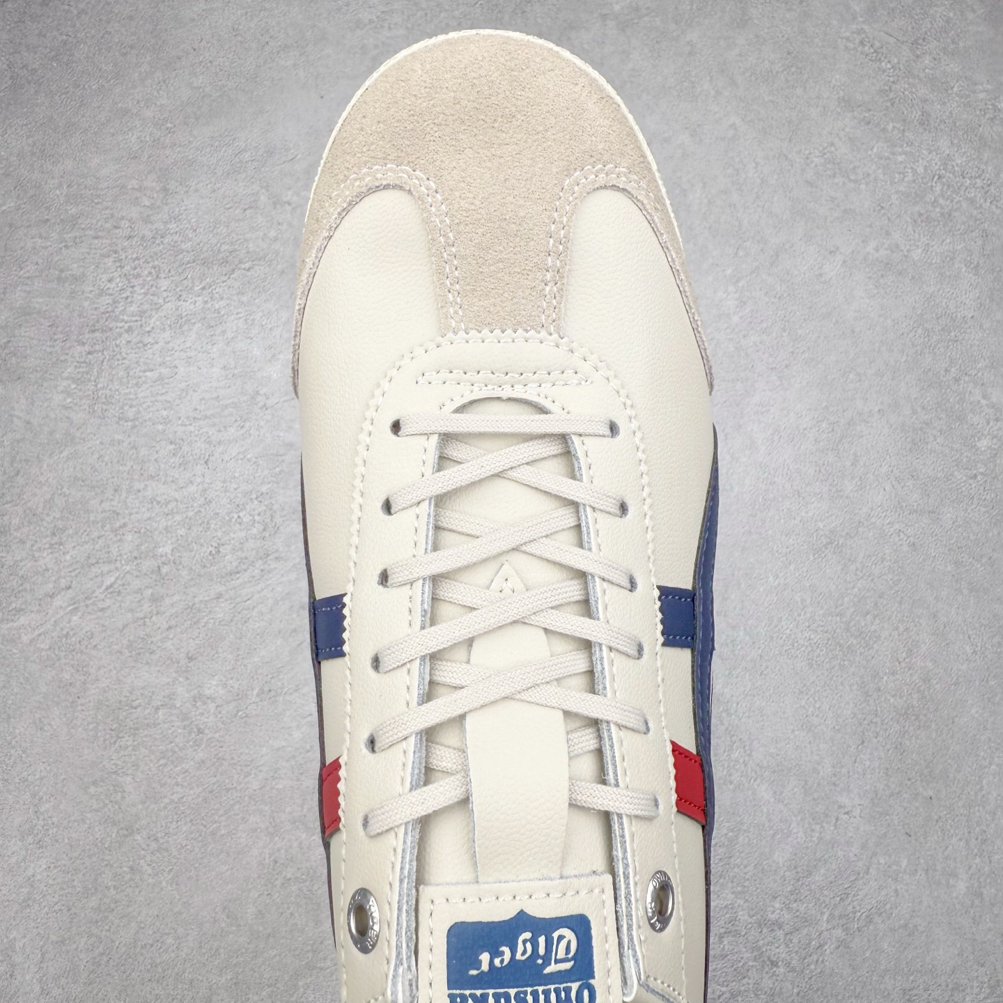 图片[4]-＃C版 Asics Onitsuka Tiger MEXICO 66 亚瑟士鬼冢虎复古经典板鞋 CNY 龙年限定 白红 市场王者选手 海外订单工厂出品 长期生产补货永不断码 超成熟稳定的做工品控 原装全套纸板楦头开发 原汁原味 完美呈现版型 私模正确鞋底咬花纹路 一比一鞋头弧度高度鞋身弧度 绝不口嗨 细节品控鞋型随意秒杀市面 原档咬花纹路私模大底 一个单元有六个三角形 总体形拼接呈现花瓣状 官方四联吊牌 原装Ortholite轻量化鞋垫 原盒原配 质保卡 说明书 钢印防尘纸 纸板中底带钢印 乳胶组合鞋垫 支持全方位的对比专柜 产品从款式颜色造型上体现出追求舒适和细节的完美 鞋类更是推崇手工制作的严谨与完美 融舒适性与可穿性的设计风格 注重细节的完美和别致魅力 既保持稳重 又不失轻松的时尚感 尺码：36 37 37.5 38 39 39.5 40 40.5 41.5 42 42.5 43.5 44 45-选品中心