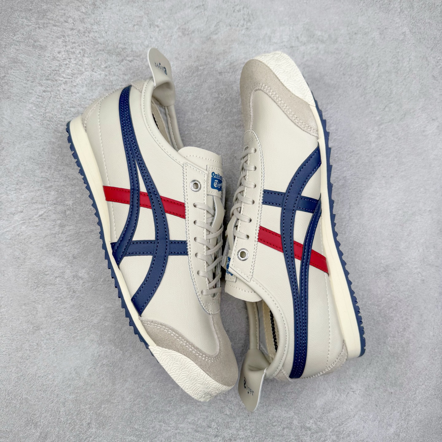 图片[3]-＃C版 Asics Onitsuka Tiger MEXICO 66 亚瑟士鬼冢虎复古经典板鞋 CNY 龙年限定 白红 市场王者选手 海外订单工厂出品 长期生产补货永不断码 超成熟稳定的做工品控 原装全套纸板楦头开发 原汁原味 完美呈现版型 私模正确鞋底咬花纹路 一比一鞋头弧度高度鞋身弧度 绝不口嗨 细节品控鞋型随意秒杀市面 原档咬花纹路私模大底 一个单元有六个三角形 总体形拼接呈现花瓣状 官方四联吊牌 原装Ortholite轻量化鞋垫 原盒原配 质保卡 说明书 钢印防尘纸 纸板中底带钢印 乳胶组合鞋垫 支持全方位的对比专柜 产品从款式颜色造型上体现出追求舒适和细节的完美 鞋类更是推崇手工制作的严谨与完美 融舒适性与可穿性的设计风格 注重细节的完美和别致魅力 既保持稳重 又不失轻松的时尚感 尺码：36 37 37.5 38 39 39.5 40 40.5 41.5 42 42.5 43.5 44 45-选品中心