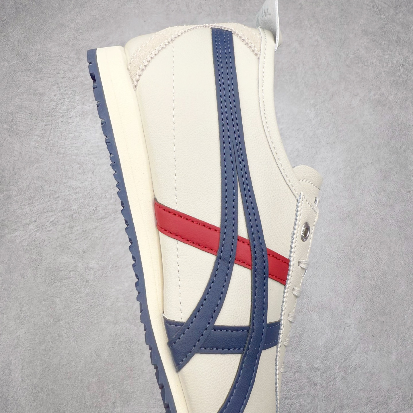 图片[6]-＃C版 Asics Onitsuka Tiger MEXICO 66 亚瑟士鬼冢虎复古经典板鞋 CNY 龙年限定 白红 市场王者选手 海外订单工厂出品 长期生产补货永不断码 超成熟稳定的做工品控 原装全套纸板楦头开发 原汁原味 完美呈现版型 私模正确鞋底咬花纹路 一比一鞋头弧度高度鞋身弧度 绝不口嗨 细节品控鞋型随意秒杀市面 原档咬花纹路私模大底 一个单元有六个三角形 总体形拼接呈现花瓣状 官方四联吊牌 原装Ortholite轻量化鞋垫 原盒原配 质保卡 说明书 钢印防尘纸 纸板中底带钢印 乳胶组合鞋垫 支持全方位的对比专柜 产品从款式颜色造型上体现出追求舒适和细节的完美 鞋类更是推崇手工制作的严谨与完美 融舒适性与可穿性的设计风格 注重细节的完美和别致魅力 既保持稳重 又不失轻松的时尚感 尺码：36 37 37.5 38 39 39.5 40 40.5 41.5 42 42.5 43.5 44 45-选品中心
