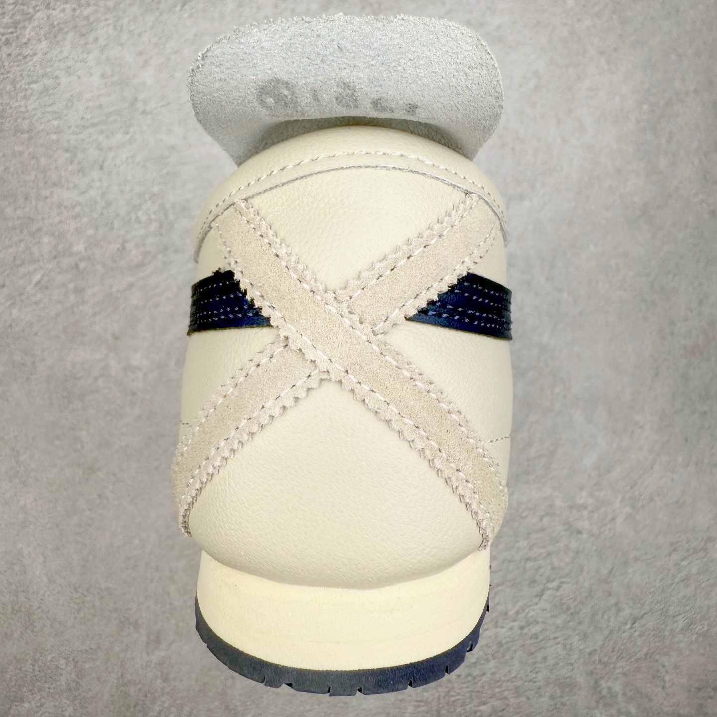 图片[8]-＃C版 Asics Onitsuka Tiger MEXICO 66 亚瑟士鬼冢虎复古经典板鞋 CNY 龙年限定 白红 市场王者选手 海外订单工厂出品 长期生产补货永不断码 超成熟稳定的做工品控 原装全套纸板楦头开发 原汁原味 完美呈现版型 私模正确鞋底咬花纹路 一比一鞋头弧度高度鞋身弧度 绝不口嗨 细节品控鞋型随意秒杀市面 原档咬花纹路私模大底 一个单元有六个三角形 总体形拼接呈现花瓣状 官方四联吊牌 原装Ortholite轻量化鞋垫 原盒原配 质保卡 说明书 钢印防尘纸 纸板中底带钢印 乳胶组合鞋垫 支持全方位的对比专柜 产品从款式颜色造型上体现出追求舒适和细节的完美 鞋类更是推崇手工制作的严谨与完美 融舒适性与可穿性的设计风格 注重细节的完美和别致魅力 既保持稳重 又不失轻松的时尚感 尺码：36 37 37.5 38 39 39.5 40 40.5 41.5 42 42.5 43.5 44 45-选品中心