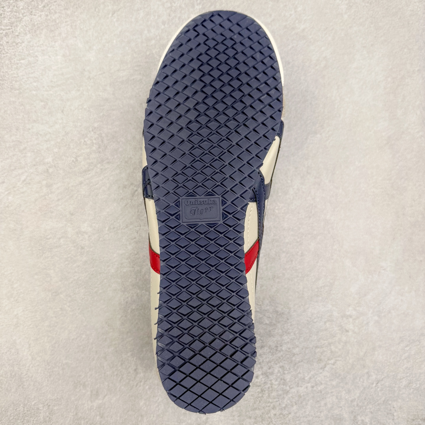 图片[9]-＃C版 Asics Onitsuka Tiger MEXICO 66 亚瑟士鬼冢虎复古经典板鞋 CNY 龙年限定 白红 市场王者选手 海外订单工厂出品 长期生产补货永不断码 超成熟稳定的做工品控 原装全套纸板楦头开发 原汁原味 完美呈现版型 私模正确鞋底咬花纹路 一比一鞋头弧度高度鞋身弧度 绝不口嗨 细节品控鞋型随意秒杀市面 原档咬花纹路私模大底 一个单元有六个三角形 总体形拼接呈现花瓣状 官方四联吊牌 原装Ortholite轻量化鞋垫 原盒原配 质保卡 说明书 钢印防尘纸 纸板中底带钢印 乳胶组合鞋垫 支持全方位的对比专柜 产品从款式颜色造型上体现出追求舒适和细节的完美 鞋类更是推崇手工制作的严谨与完美 融舒适性与可穿性的设计风格 注重细节的完美和别致魅力 既保持稳重 又不失轻松的时尚感 尺码：36 37 37.5 38 39 39.5 40 40.5 41.5 42 42.5 43.5 44 45-选品中心